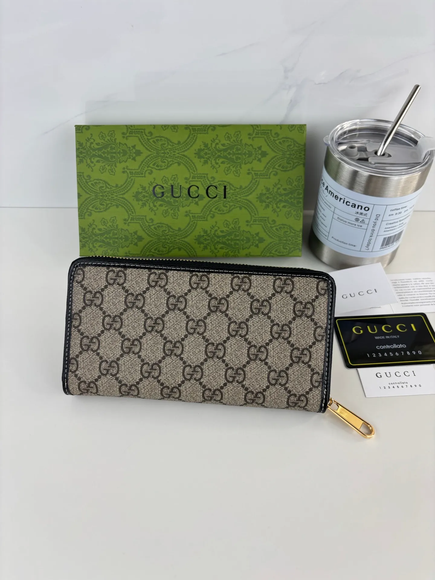 💰170 GUCCl The newly launched Gucci 1955 horsebit card holder is made of GG Supreme high-grade artificial canvas and brown leather. This series adopts the double ring and long strip design that is in line with the handbag. This detail is inspired by the equestrian origin of the brand. It is one of Gucci's classic heritage and one of the brand's most representative symbolic elements. Style number: 621889 Size: 19.5cm x 10cm x 3cm Color: black