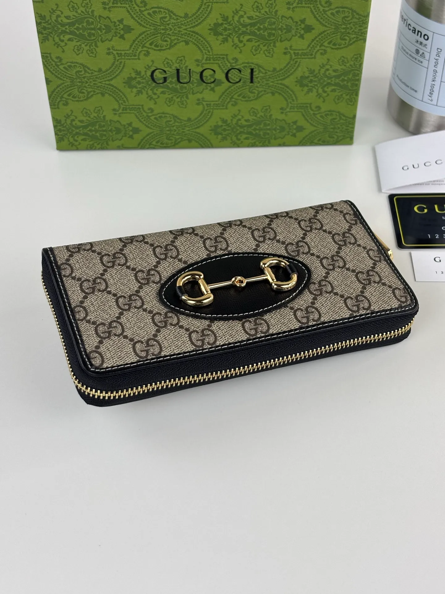💰170 GUCCl The newly launched Gucci 1955 horsebit card holder is made of GG Supreme high-grade artificial canvas and brown leather. This series adopts the double ring and long strip design that is in line with the handbag. This detail is inspired by the equestrian origin of the brand. It is one of Gucci's classic heritage and one of the brand's most representative symbolic elements. Style number: 621889 Size: 19.5cm x 10cm x 3cm Color: black