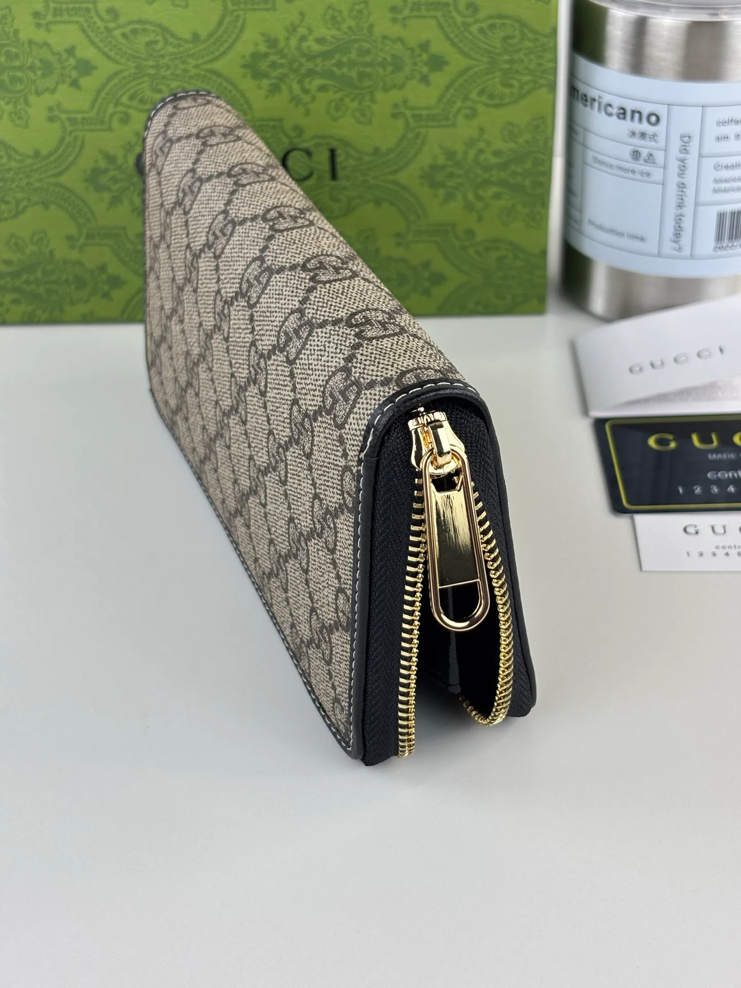 💰170 GUCCl The newly launched Gucci 1955 horsebit card holder is made of GG Supreme high-grade artificial canvas and brown leather. This series adopts the double ring and long strip design that is in line with the handbag. This detail is inspired by the equestrian origin of the brand. It is one of Gucci's classic heritage and one of the brand's most representative symbolic elements. Style number: 621889 Size: 19.5cm x 10cm x 3cm Color: black