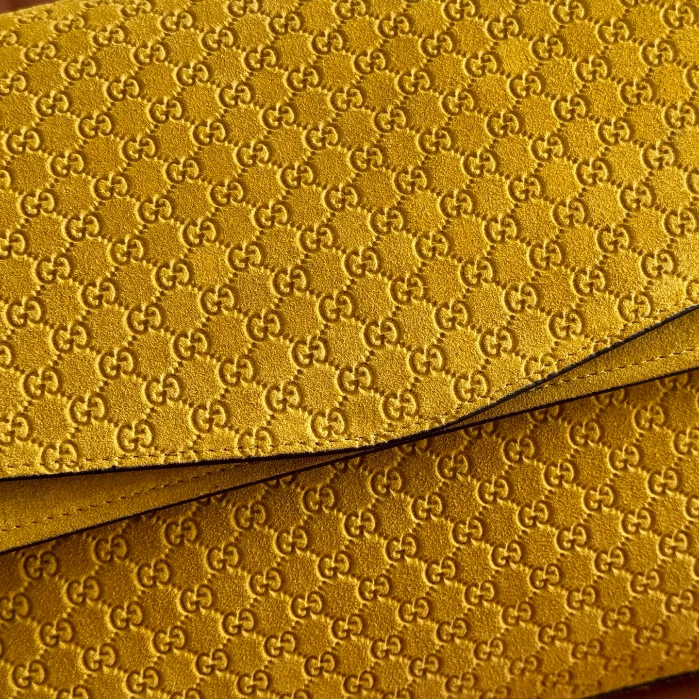p1680💋💋💋【Original configuration counter complete package】This handbag combines modern silhouette and brand iconic pattern. This sleekly tailored bag features an antique-gold-tone chain with round interlocking G detailing and a 2-tiered design that offers ample interior storage space. Brown GG embossed suede material, antique gold tone accessories, brown cotton and linen blend lining, interior: 2 layers of fastening, 1 open pocket, chain shoulder strap height: 8 cm. Detachable and adjustable leather shoulder strap (height: 42 cm) Magnetic snap closure Model: 857362. Dimensions: 36cm (W) x 19.5cm (H) x 9.5cm (D) Weight: Approx. 1.1kg Color: Yellow velvet/embossed.