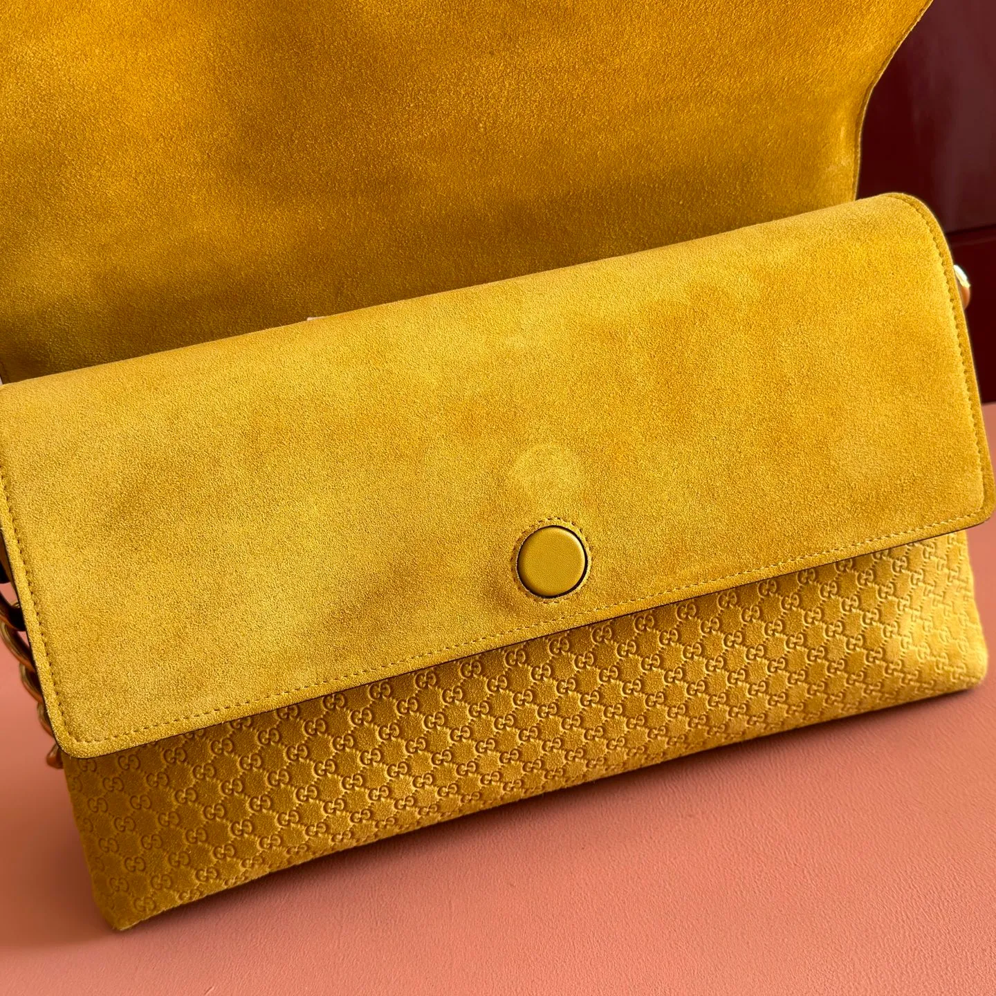 p1680💋💋💋【Original configuration counter complete package】This handbag combines modern silhouette and brand iconic pattern. This sleekly tailored bag features an antique-gold-tone chain with round interlocking G detailing and a 2-tiered design that offers ample interior storage space. Brown GG embossed suede material, antique gold tone accessories, brown cotton and linen blend lining, interior: 2 layers of fastening, 1 open pocket, chain shoulder strap height: 8 cm. Detachable and adjustable leather shoulder strap (height: 42 cm) Magnetic snap closure Model: 857362. Dimensions: 36cm (W) x 19.5cm (H) x 9.5cm (D) Weight: Approx. 1.1kg Color: Yellow velvet/embossed.