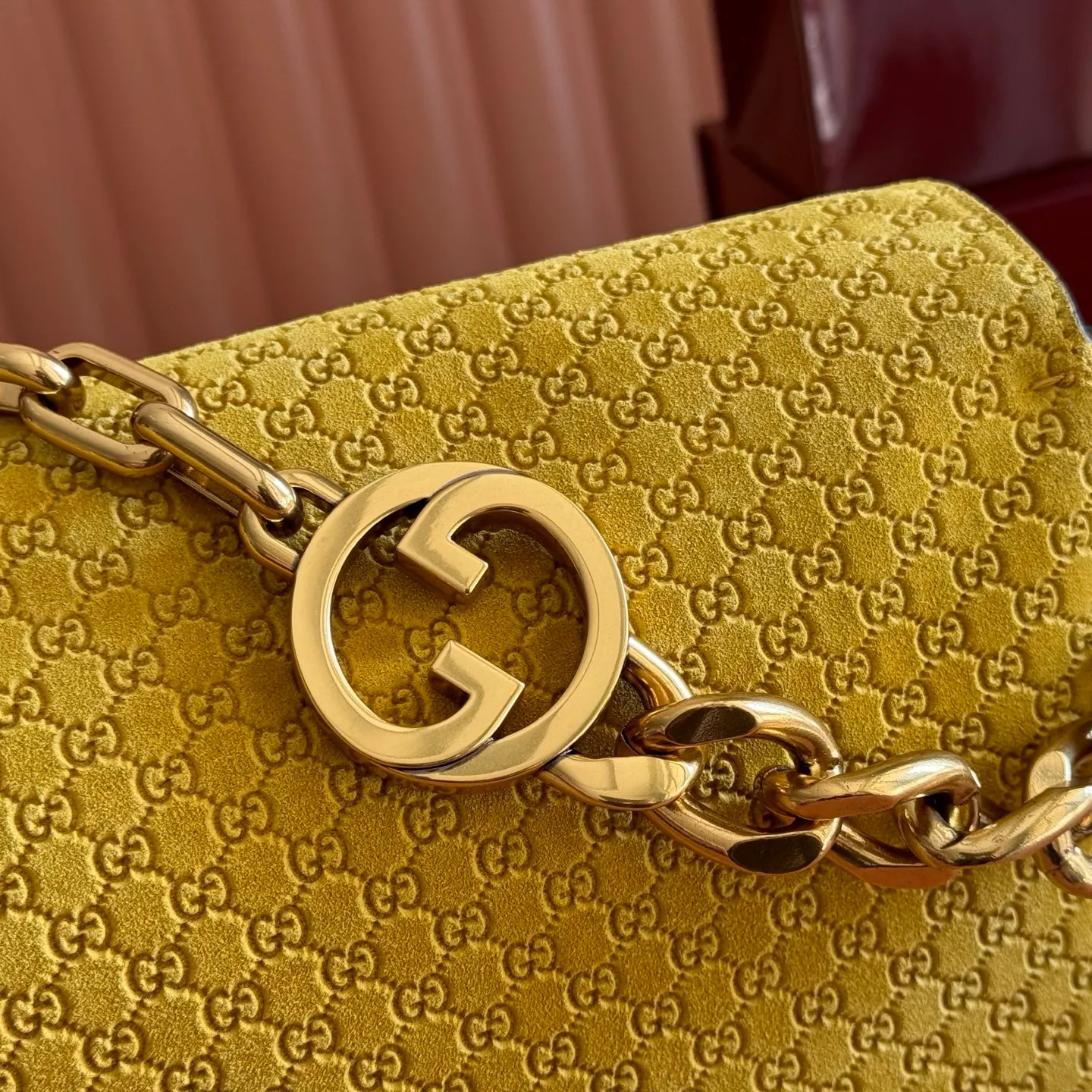 p1680💋💋💋【Original configuration counter complete package】This handbag combines modern silhouette and brand iconic pattern. This sleekly tailored bag features an antique-gold-tone chain with round interlocking G detailing and a 2-tiered design that offers ample interior storage space. Brown GG embossed suede material, antique gold tone accessories, brown cotton and linen blend lining, interior: 2 layers of fastening, 1 open pocket, chain shoulder strap height: 8 cm. Detachable and adjustable leather shoulder strap (height: 42 cm) Magnetic snap closure Model: 857362. Dimensions: 36cm (W) x 19.5cm (H) x 9.5cm (D) Weight: Approx. 1.1kg Color: Yellow velvet/embossed.