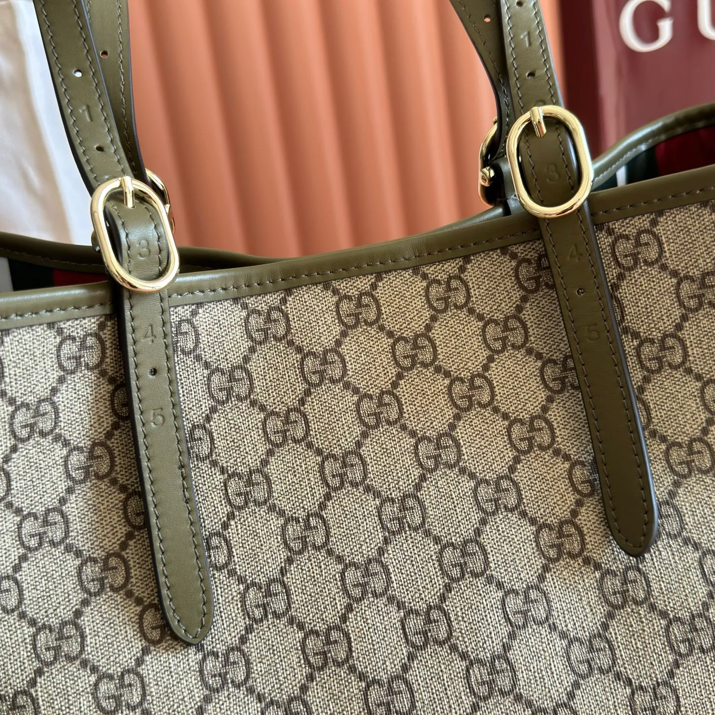 p980. 💋💋💋Full set of original leather configuration counters [New Product] The new GG Emblem series reinterprets the brand's timeless elegance and exquisite craftsmanship. Inspired by the equestrian world, this tote bag features an adjustable top handle with numbered eyelets. Black Embossed Leather Black Microfiber Lining The bag pictured is sold separately and does not come with the bag charm. Also comes with D-ring for hanging removable items Adjustable handle with numbered eyelets; Height 21.5 cm - 31.5 cm Interior: 2 compartments and 1 central zipped compartment Magnetic snap closure Ident No.: 815213. Dimensions: 38cm (width) x 25cm (height) x 15cm (depth) Weight: about 0.85kg Color: green/original leather. Made in Italy