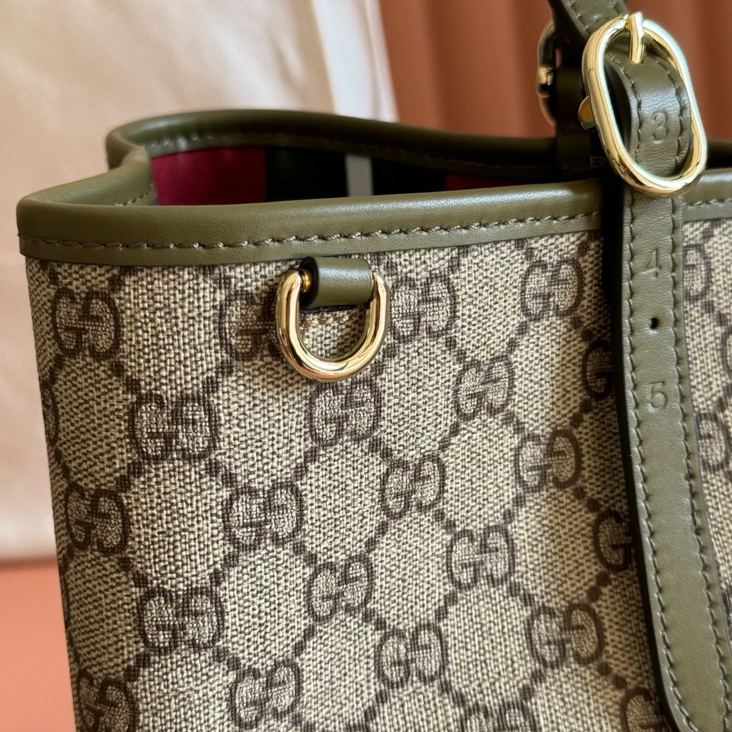 p980. 💋💋💋Full set of original leather configuration counters [New Product] The new GG Emblem series reinterprets the brand's timeless elegance and exquisite craftsmanship. Inspired by the equestrian world, this tote bag features an adjustable top handle with numbered eyelets. Black Embossed Leather Black Microfiber Lining The bag pictured is sold separately and does not come with the bag charm. Also comes with D-ring for hanging removable items Adjustable handle with numbered eyelets; Height 21.5 cm - 31.5 cm Interior: 2 compartments and 1 central zipped compartment Magnetic snap closure Ident No.: 815213. Dimensions: 38cm (width) x 25cm (height) x 15cm (depth) Weight: about 0.85kg Color: green/original leather. Made in Italy
