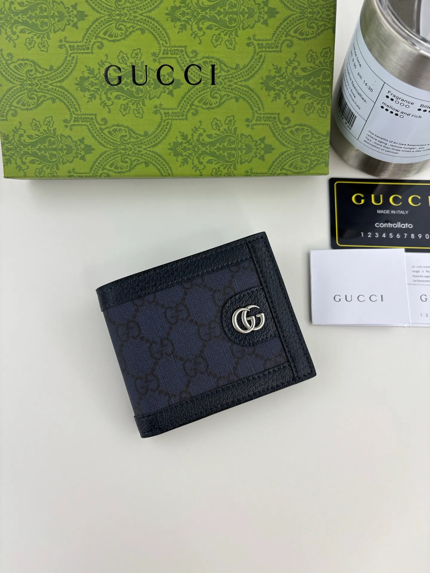 💰120 GUCCl Ophidia series card holder, the GG logo evolved from the Gucci diamond pattern that appeared in the 1930s, and has since become the traditional essence of Gucci. This new Ophidia series card holder uses this recognizable pattern on blue material. Double G hardware completes the look, in blue GG Supreme canvas with blue leather piping and palladium tone hardware, Double G. Style No.: 597609 Size: 8cm x 10cm x 2cm Color: Blue