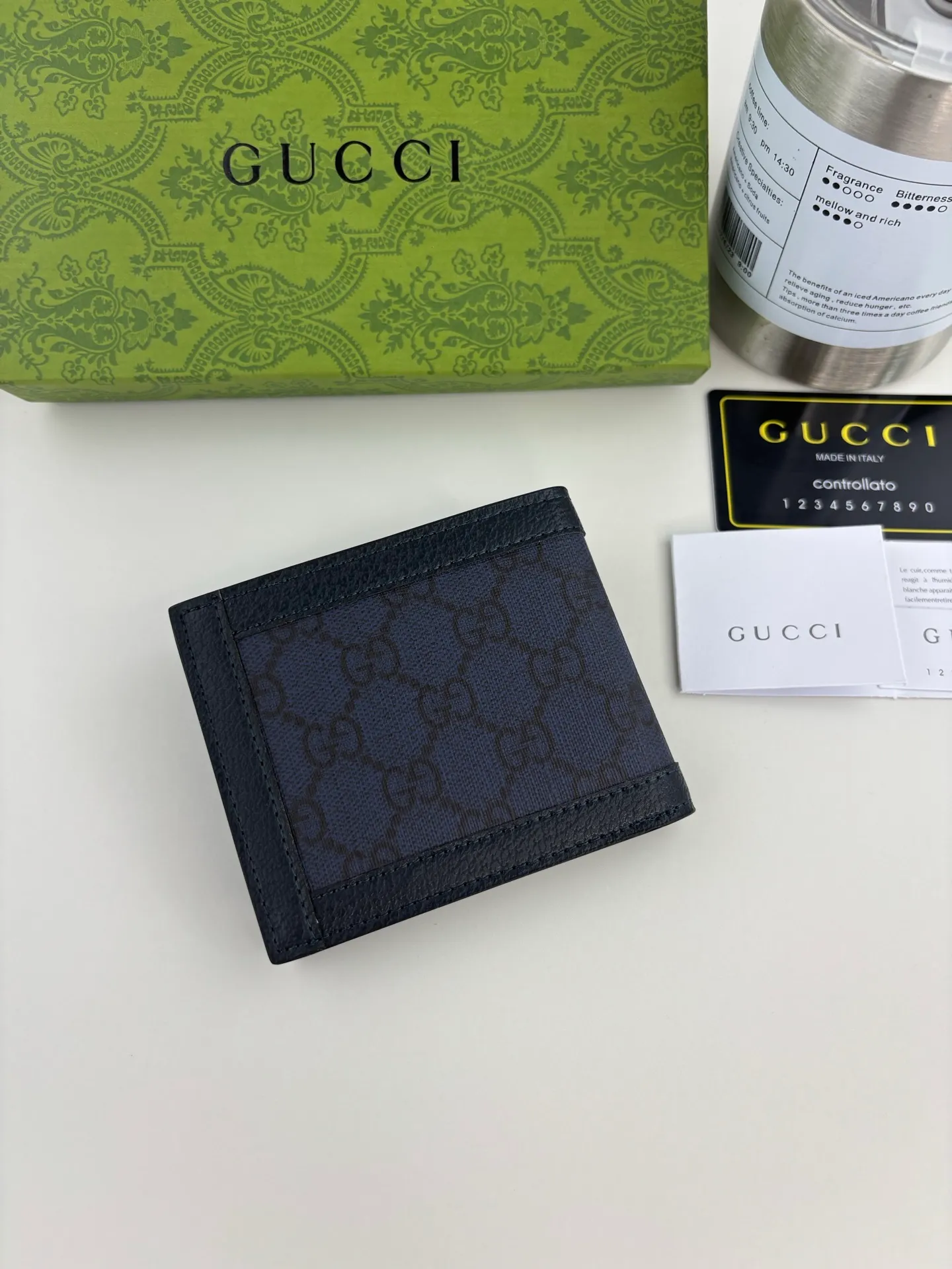 💰120 GUCCl Ophidia series card holder, the GG logo evolved from the Gucci diamond pattern that appeared in the 1930s, and has since become the traditional essence of Gucci. This new Ophidia series card holder uses this recognizable pattern on blue material. Double G hardware completes the look, in blue GG Supreme canvas with blue leather piping and palladium tone hardware, Double G. Style No.: 597609 Size: 8cm x 10cm x 2cm Color: Blue