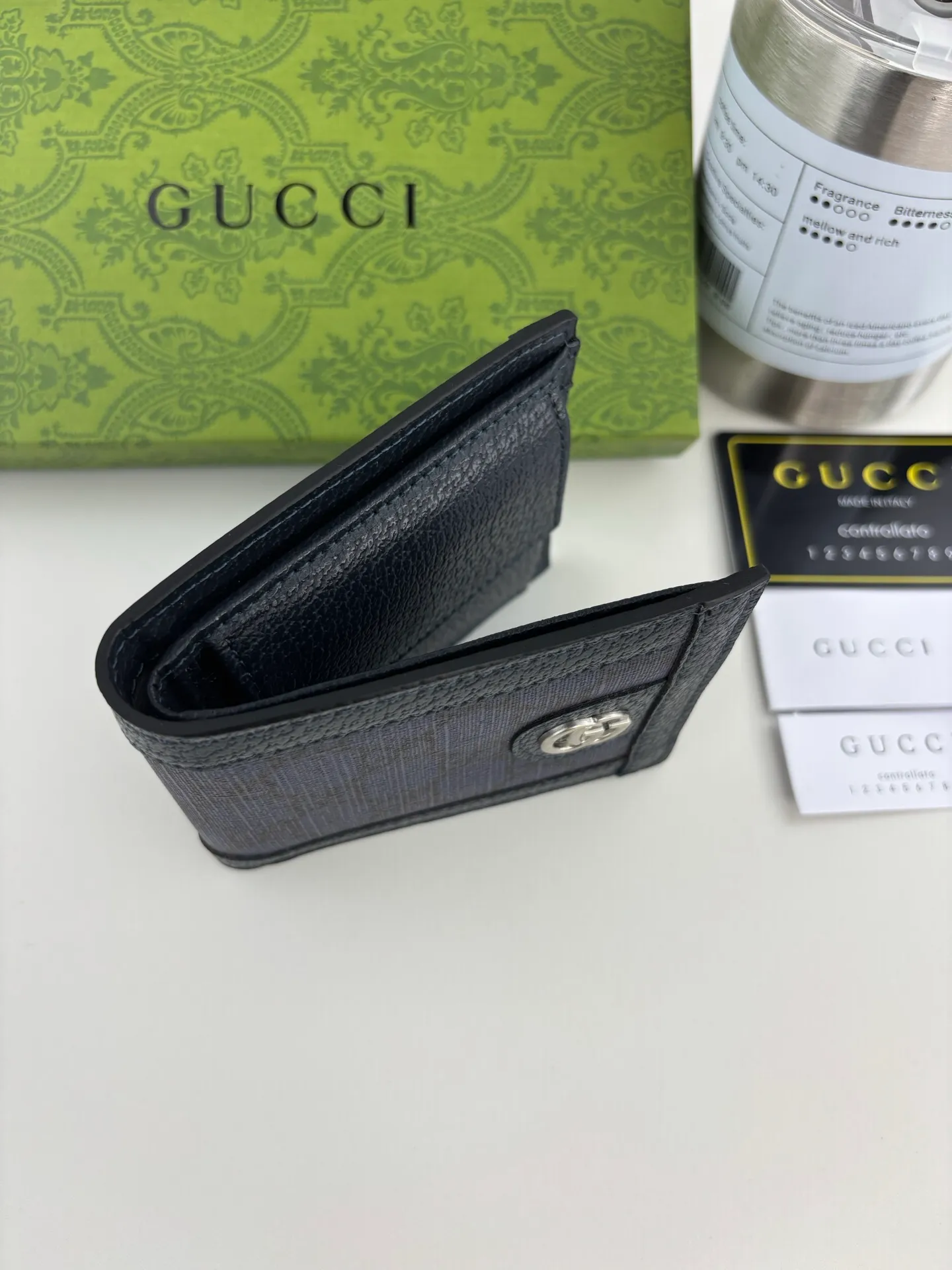 💰120 GUCCl Ophidia series card holder, the GG logo evolved from the Gucci diamond pattern that appeared in the 1930s, and has since become the traditional essence of Gucci. This new Ophidia series card holder uses this recognizable pattern on blue material. Double G hardware completes the look, in blue GG Supreme canvas with blue leather piping and palladium tone hardware, Double G. Style No.: 597609 Size: 8cm x 10cm x 2cm Color: Blue