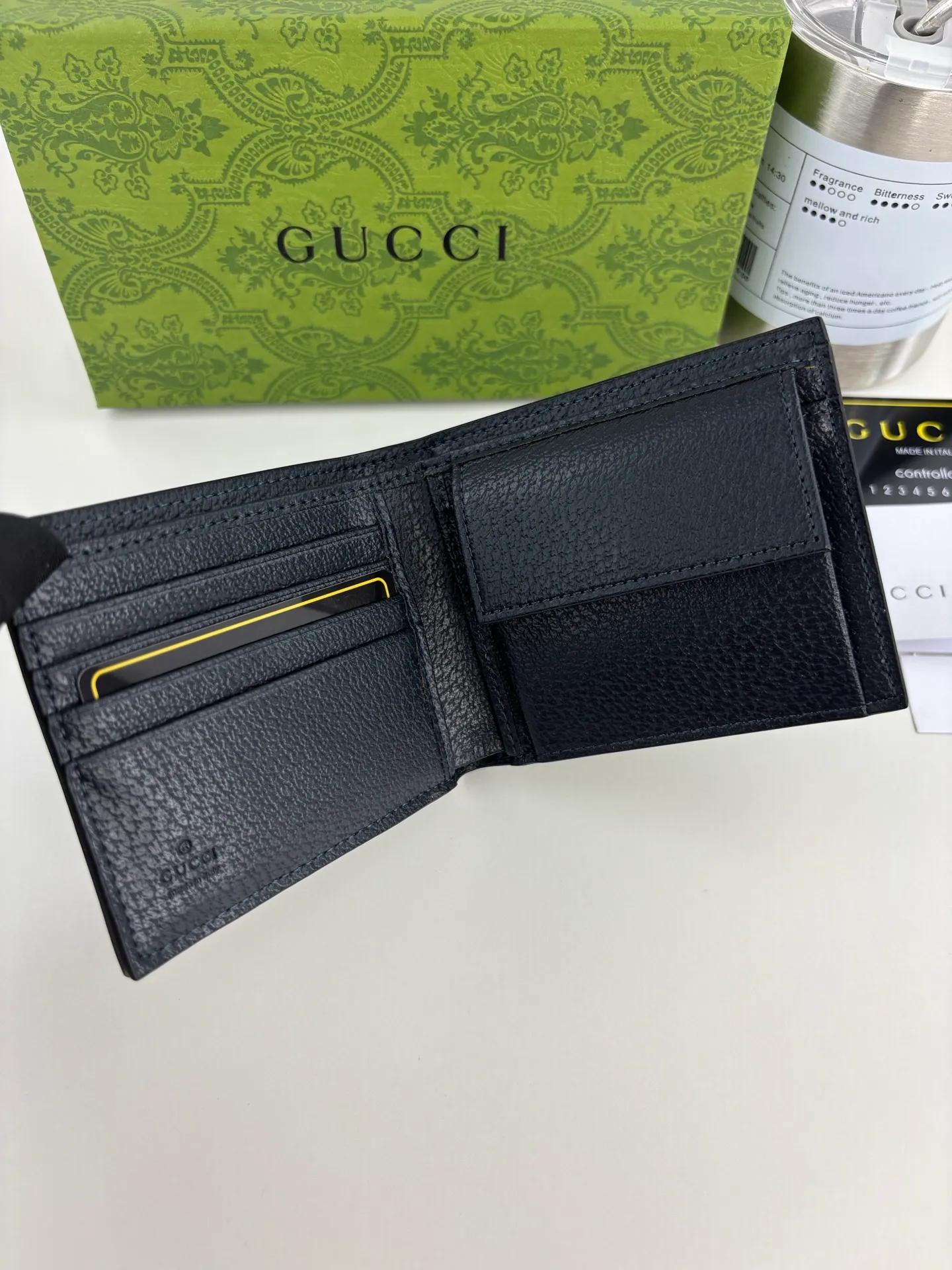 💰120 GUCCl Ophidia series card holder, the GG logo evolved from the Gucci diamond pattern that appeared in the 1930s, and has since become the traditional essence of Gucci. This new Ophidia series card holder uses this recognizable pattern on blue material. Double G hardware completes the look, in blue GG Supreme canvas with blue leather piping and palladium tone hardware, Double G. Style No.: 597609 Size: 8cm x 10cm x 2cm Color: Blue