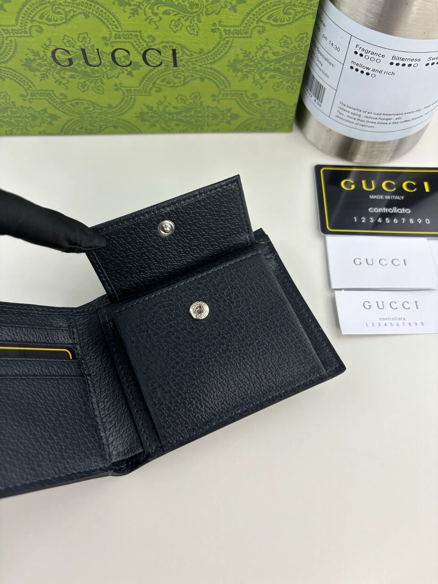💰120 GUCCl Ophidia series card holder, the GG logo evolved from the Gucci diamond pattern that appeared in the 1930s, and has since become the traditional essence of Gucci. This new Ophidia series card holder uses this recognizable pattern on blue material. Double G hardware completes the look, in blue GG Supreme canvas with blue leather piping and palladium tone hardware, Double G. Style No.: 597609 Size: 8cm x 10cm x 2cm Color: Blue