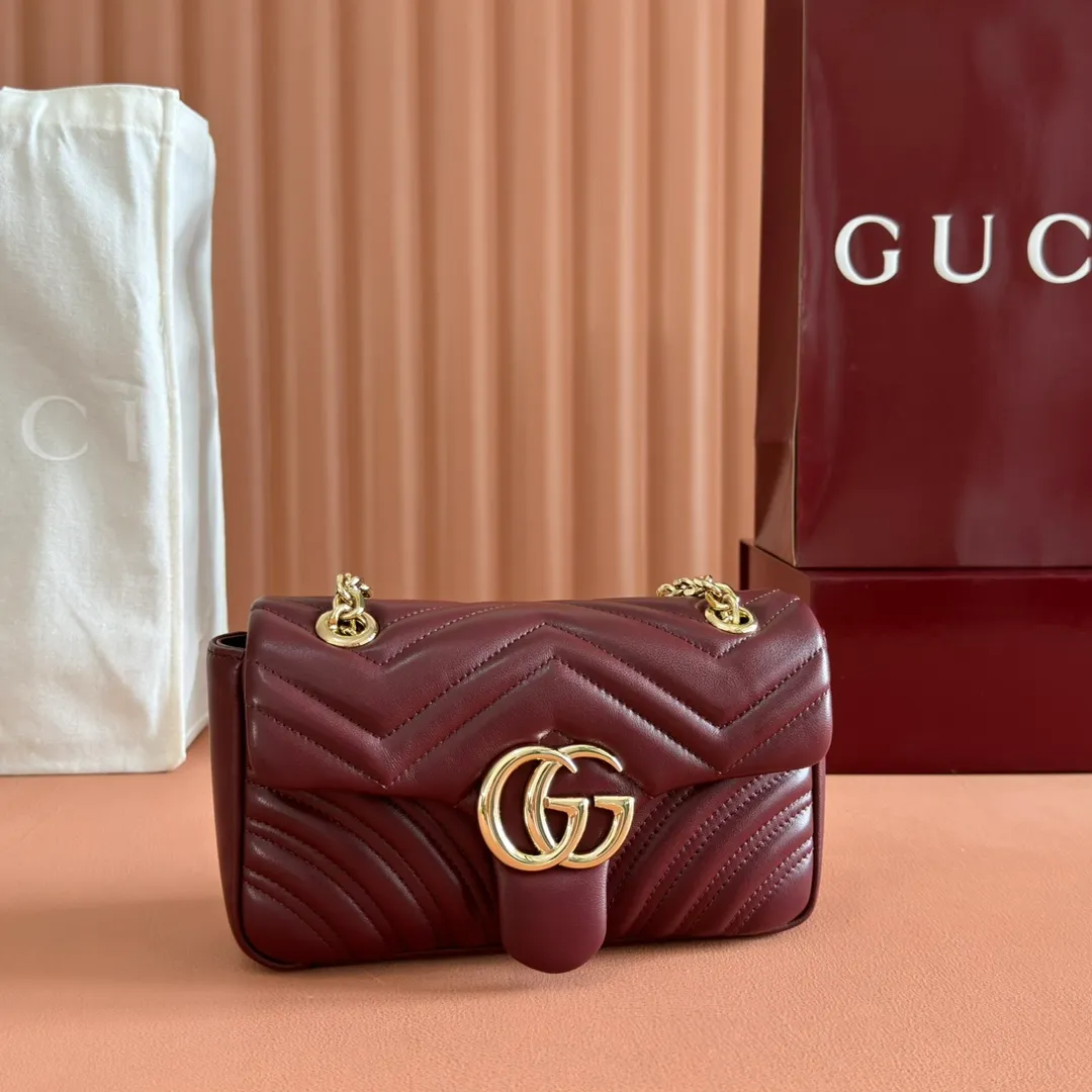 p1300. 💋💋💋Imported original sheepskin top quality workmanship [equipped with full counter packaging] The brand's iconic GG Marmont series is ingeniously integrated with double G styling accessories and faceted chain straps, and soft leather is selected to create a soft-lined bag shape. White V-shaped Matelassé sheepskin. Light gold-tone hardware. Gucci ankara red viscose lining. Interior: One open pocket. Sliding chain strap that can be used as a shoulder strap (55 cm high). Snap-lock flap. Ident.: 837280. Dimensions: 22cm (width) x 12.5cm (height) x 6cm (depth) Weight: about 0.55kg Color: Anchor red full leather/original leather. Made in Italy