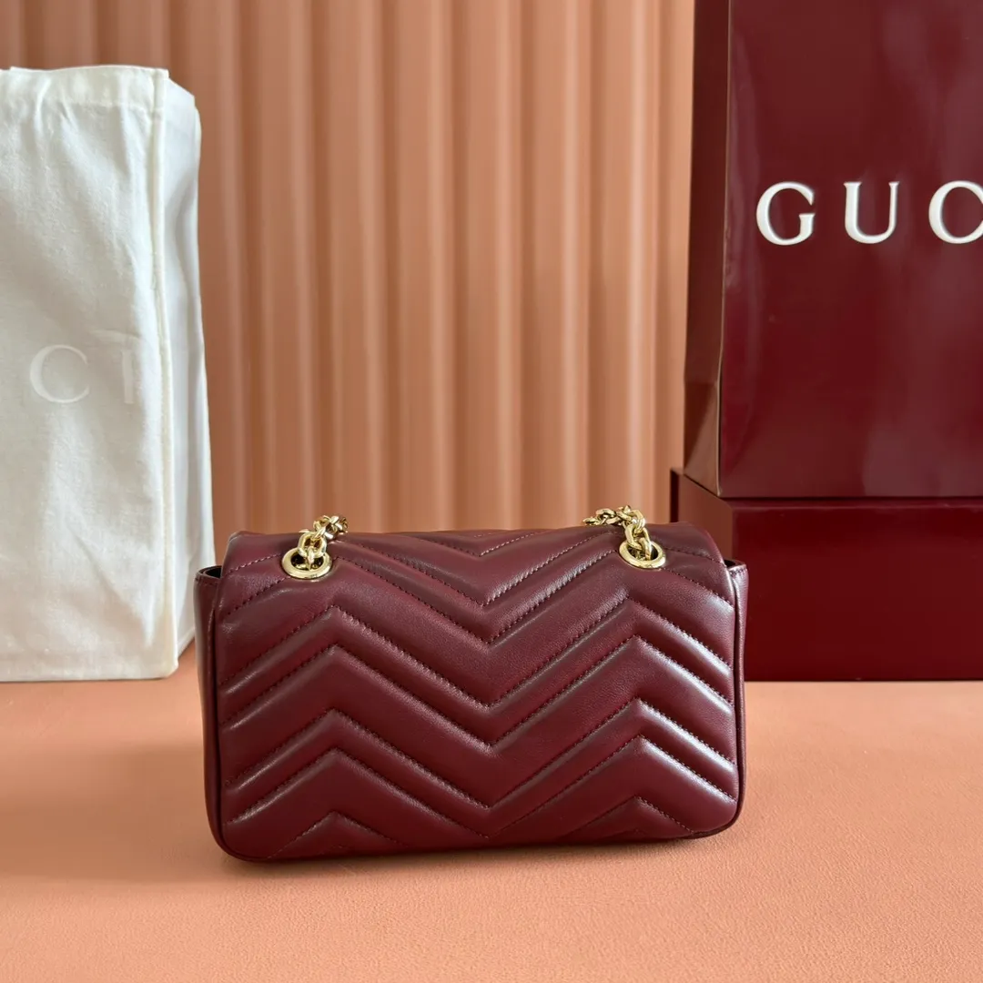 p1300. 💋💋💋Imported original sheepskin top quality workmanship [equipped with full counter packaging] The brand's iconic GG Marmont series is ingeniously integrated with double G styling accessories and faceted chain straps, and soft leather is selected to create a soft-lined bag shape. White V-shaped Matelassé sheepskin. Light gold-tone hardware. Gucci ankara red viscose lining. Interior: One open pocket. Sliding chain strap that can be used as a shoulder strap (55 cm high). Snap-lock flap. Ident.: 837280. Dimensions: 22cm (width) x 12.5cm (height) x 6cm (depth) Weight: about 0.55kg Color: Anchor red full leather/original leather. Made in Italy