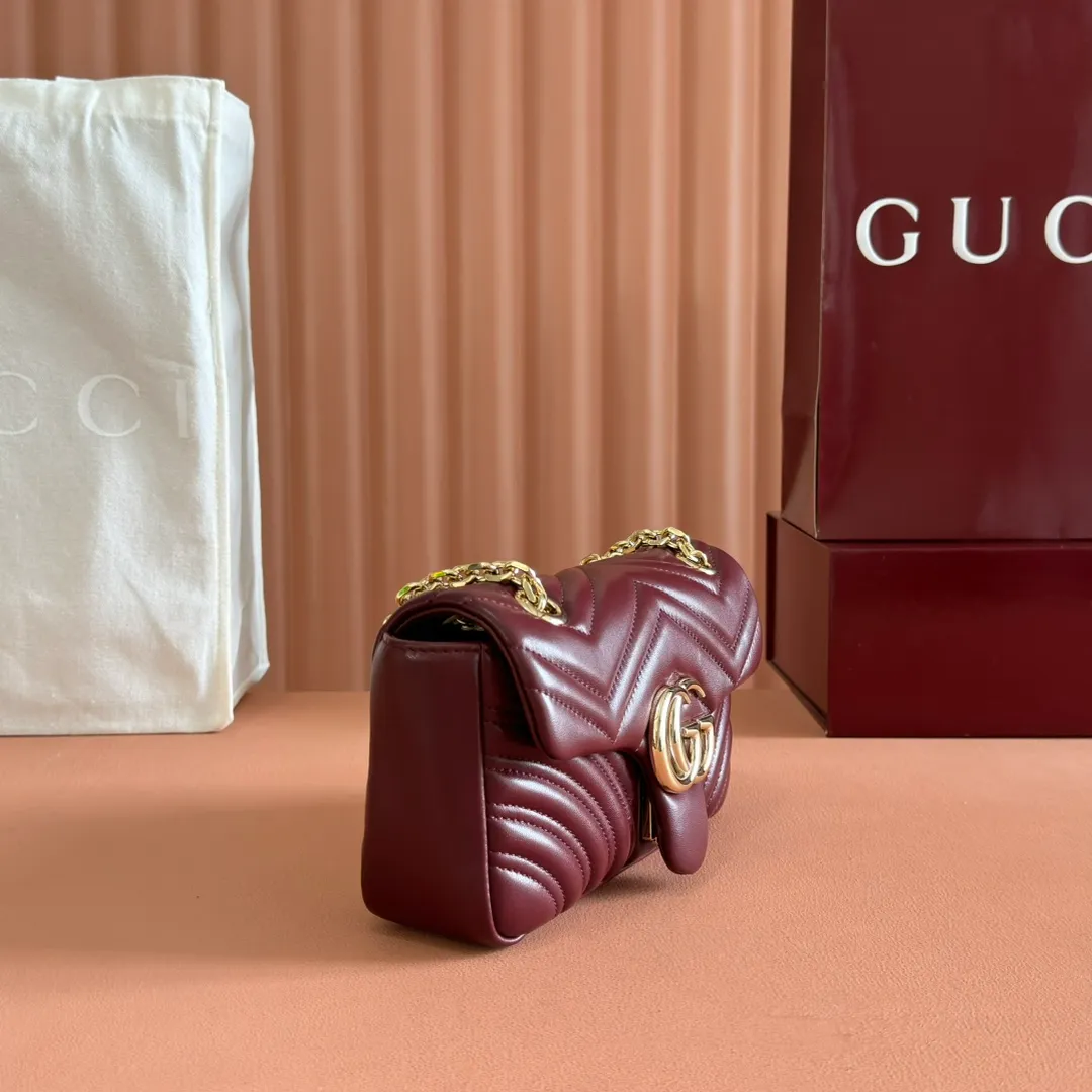 p1300. 💋💋💋Imported original sheepskin top quality workmanship [equipped with full counter packaging] The brand's iconic GG Marmont series is ingeniously integrated with double G styling accessories and faceted chain straps, and soft leather is selected to create a soft-lined bag shape. White V-shaped Matelassé sheepskin. Light gold-tone hardware. Gucci ankara red viscose lining. Interior: One open pocket. Sliding chain strap that can be used as a shoulder strap (55 cm high). Snap-lock flap. Ident.: 837280. Dimensions: 22cm (width) x 12.5cm (height) x 6cm (depth) Weight: about 0.55kg Color: Anchor red full leather/original leather. Made in Italy