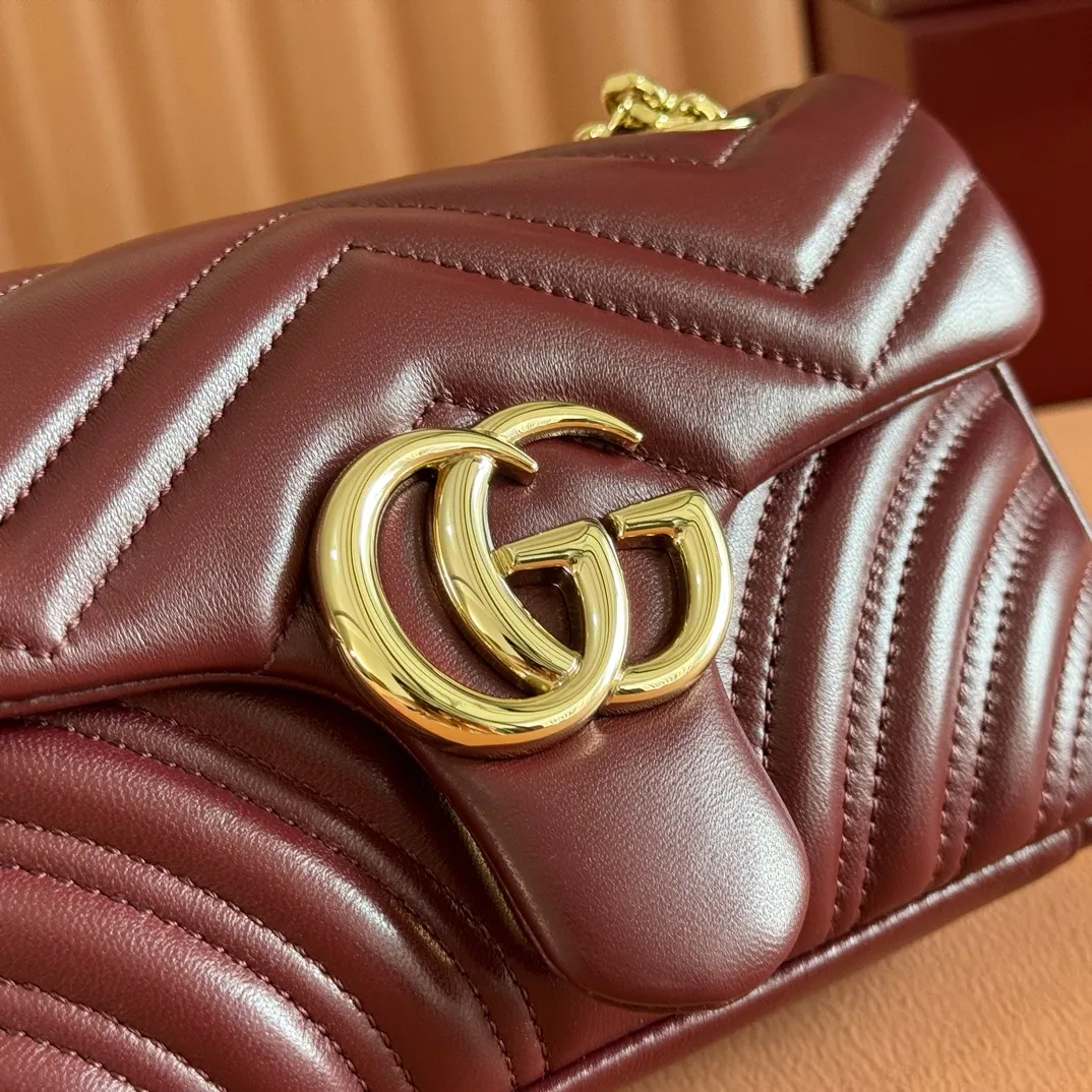 p1300. 💋💋💋Imported original sheepskin top quality workmanship [equipped with full counter packaging] The brand's iconic GG Marmont series is ingeniously integrated with double G styling accessories and faceted chain straps, and soft leather is selected to create a soft-lined bag shape. White V-shaped Matelassé sheepskin. Light gold-tone hardware. Gucci ankara red viscose lining. Interior: One open pocket. Sliding chain strap that can be used as a shoulder strap (55 cm high). Snap-lock flap. Ident.: 837280. Dimensions: 22cm (width) x 12.5cm (height) x 6cm (depth) Weight: about 0.55kg Color: Anchor red full leather/original leather. Made in Italy