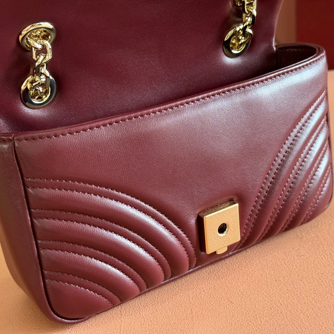 p1300. 💋💋💋Imported original sheepskin top quality workmanship [equipped with full counter packaging] The brand's iconic GG Marmont series is ingeniously integrated with double G styling accessories and faceted chain straps, and soft leather is selected to create a soft-lined bag shape. White V-shaped Matelassé sheepskin. Light gold-tone hardware. Gucci ankara red viscose lining. Interior: One open pocket. Sliding chain strap that can be used as a shoulder strap (55 cm high). Snap-lock flap. Ident.: 837280. Dimensions: 22cm (width) x 12.5cm (height) x 6cm (depth) Weight: about 0.55kg Color: Anchor red full leather/original leather. Made in Italy