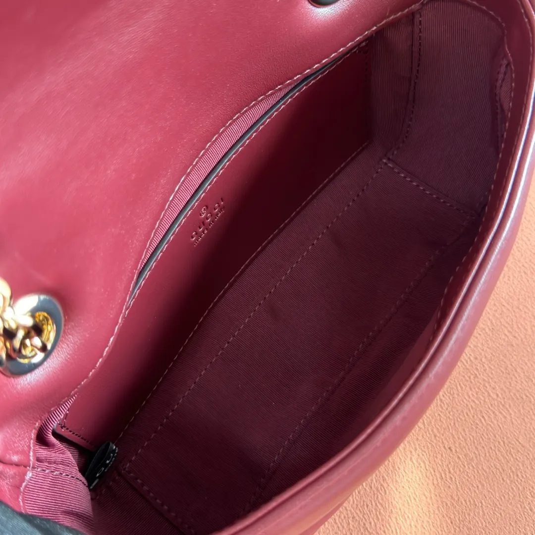 p1300. 💋💋💋Imported original sheepskin top quality workmanship [equipped with full counter packaging] The brand's iconic GG Marmont series is ingeniously integrated with double G styling accessories and faceted chain straps, and soft leather is selected to create a soft-lined bag shape. White V-shaped Matelassé sheepskin. Light gold-tone hardware. Gucci ankara red viscose lining. Interior: One open pocket. Sliding chain strap that can be used as a shoulder strap (55 cm high). Snap-lock flap. Ident.: 837280. Dimensions: 22cm (width) x 12.5cm (height) x 6cm (depth) Weight: about 0.55kg Color: Anchor red full leather/original leather. Made in Italy