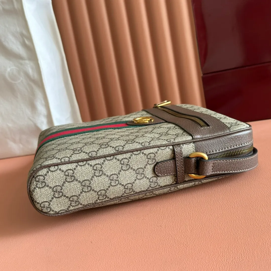p860. 💋💋💋[Original leather accessories🌈 Equipped with full counter packaging]🔥🔥Ophidia series GG handbags "March of Love by Gucci" In the new fashion series, GG Supreme canvas has launched a classic and timeless blue and beige combination, inheriting the historical origin of the material. Canvas material has a low impact on the environment, so it has appeared in every series for ten years and has become the brand's classic material. The classic color scheme gives this Ophidia series handbag a distinctive charm. Hide details Beige and blue GG Supreme canvas, eco-friendly material, blue leather trim. Model: 547934. Dimensions: 27.5x 28x 6 cm. Color: brown/pvc.