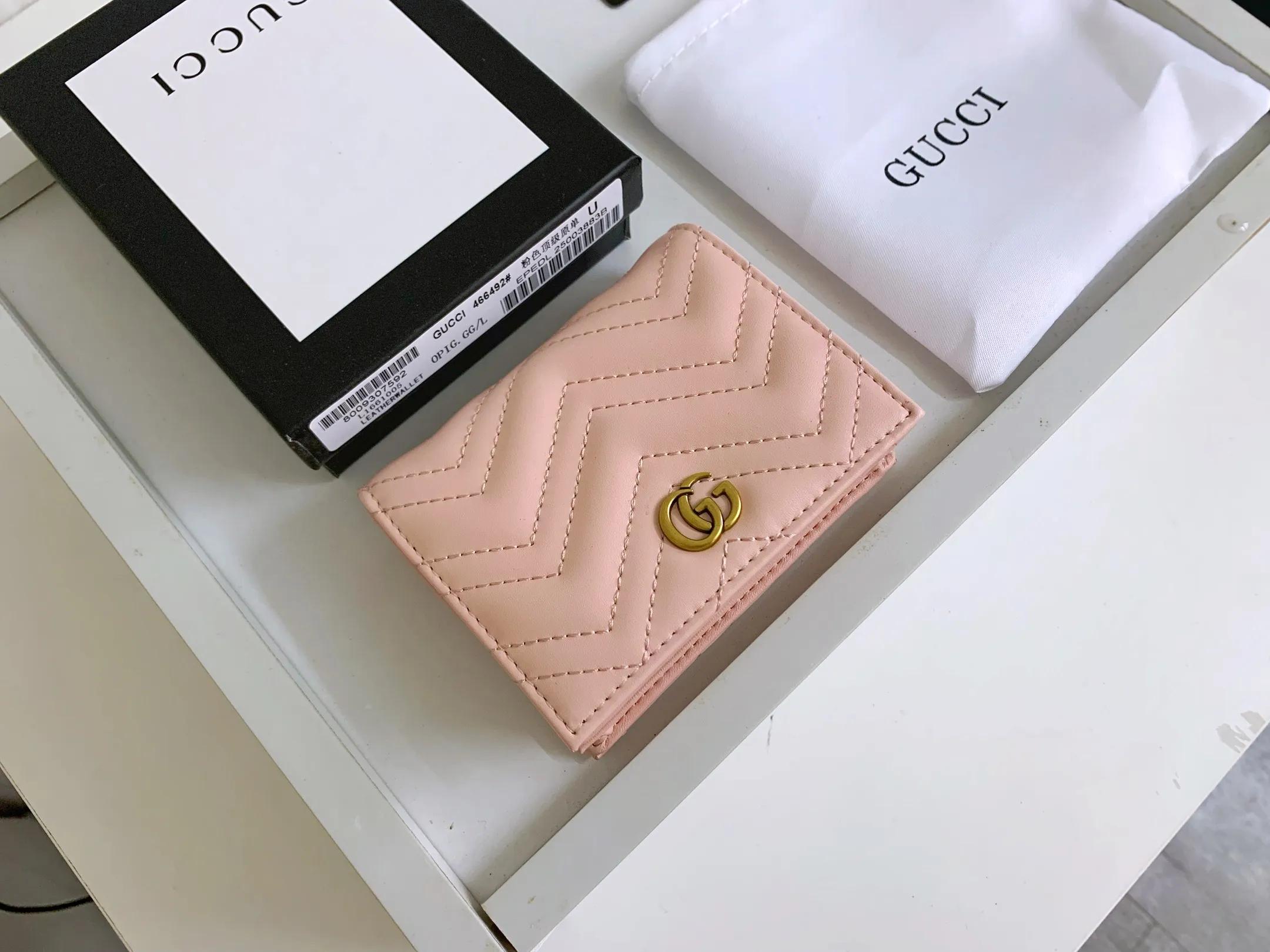 💰150 💎 Top quality original leather #pink❤️ New model from GUCCI, counter quality, original single leather, real shot. 2021 Early Autumn New Style🔥 GG Marmont Series❣ Flip-top card holder😘 Made of soft quilted V-shaped leather 👍 Refined with top overseas hardware😍! Model: 466492 Size: 11x8.5x3cm.