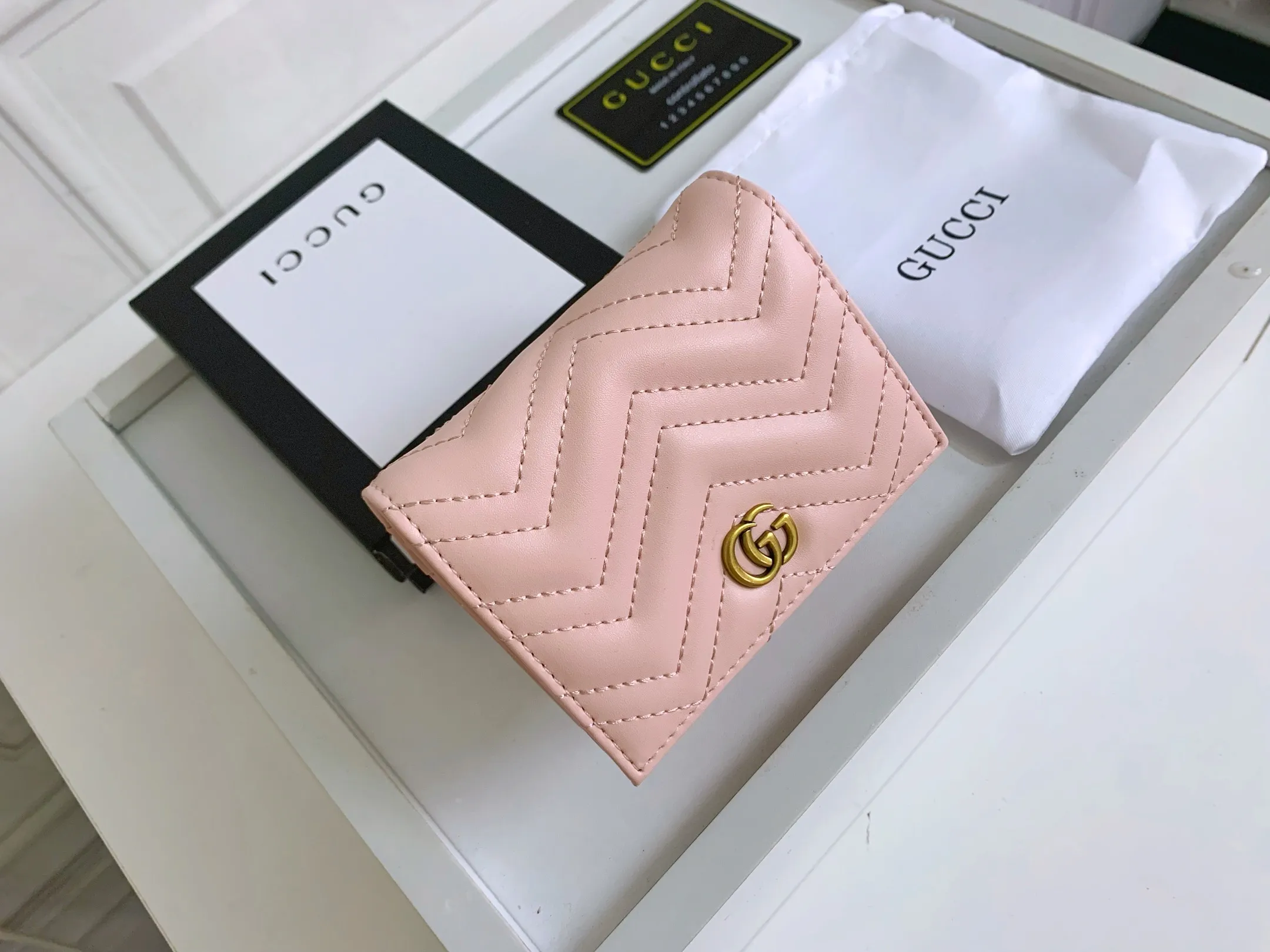 💰150 💎 Top quality original leather #pink❤️ New model from GUCCI, counter quality, original single leather, real shot. 2021 Early Autumn New Style🔥 GG Marmont Series❣ Flip-top card holder😘 Made of soft quilted V-shaped leather 👍 Refined with top overseas hardware😍! Model: 466492 Size: 11x8.5x3cm.