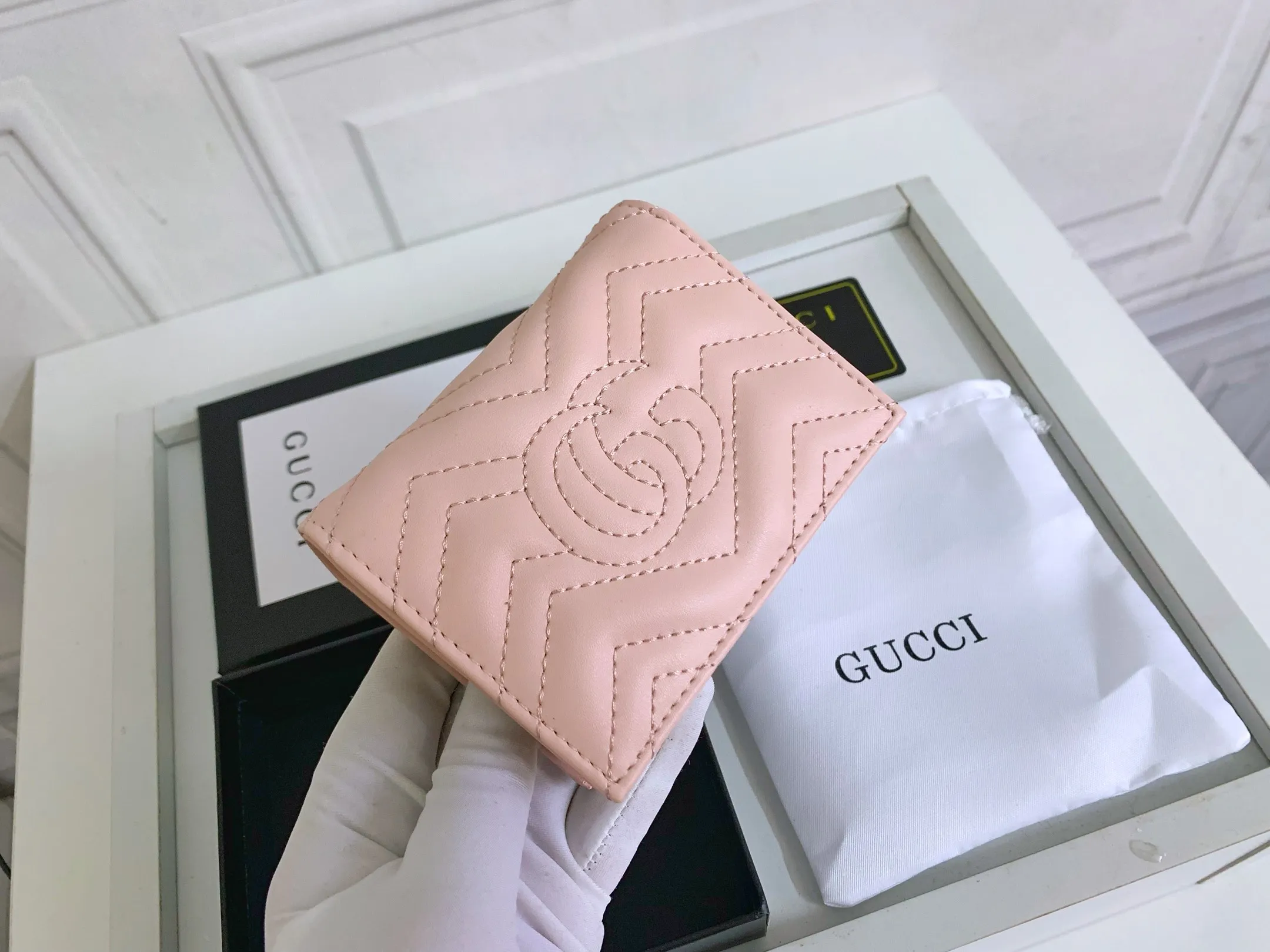 💰150 💎 Top quality original leather #pink❤️ New model from GUCCI, counter quality, original single leather, real shot. 2021 Early Autumn New Style🔥 GG Marmont Series❣ Flip-top card holder😘 Made of soft quilted V-shaped leather 👍 Refined with top overseas hardware😍! Model: 466492 Size: 11x8.5x3cm.