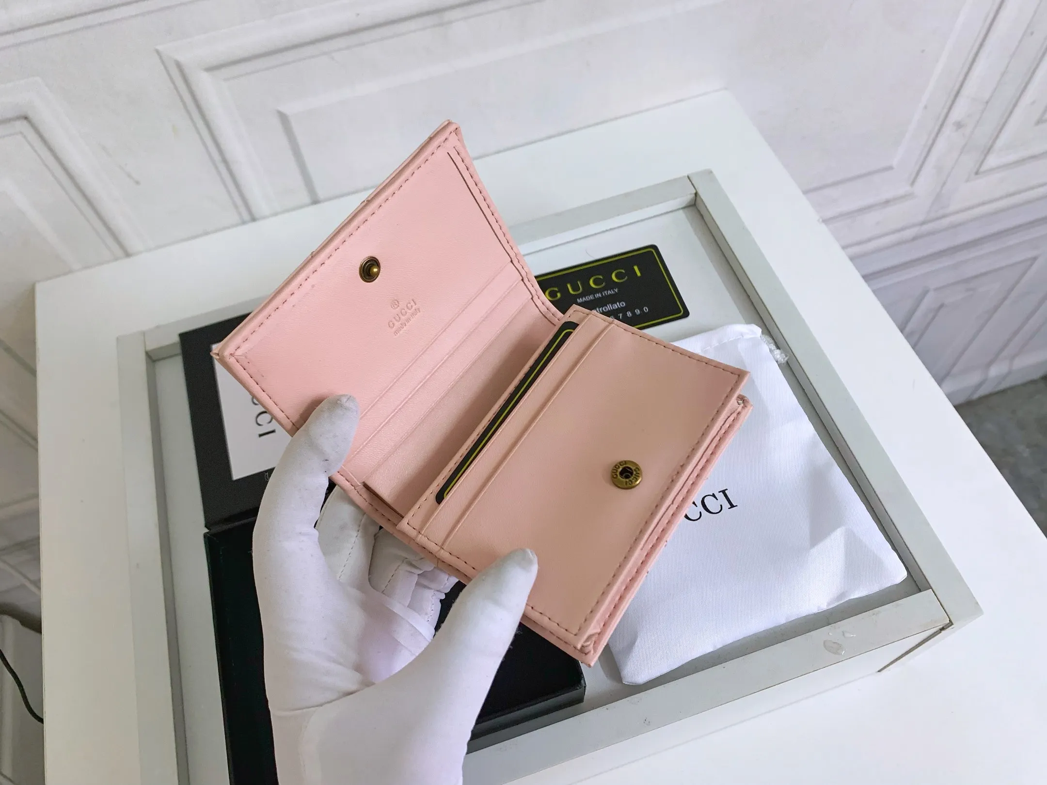 💰150 💎 Top quality original leather #pink❤️ New model from GUCCI, counter quality, original single leather, real shot. 2021 Early Autumn New Style🔥 GG Marmont Series❣ Flip-top card holder😘 Made of soft quilted V-shaped leather 👍 Refined with top overseas hardware😍! Model: 466492 Size: 11x8.5x3cm.
