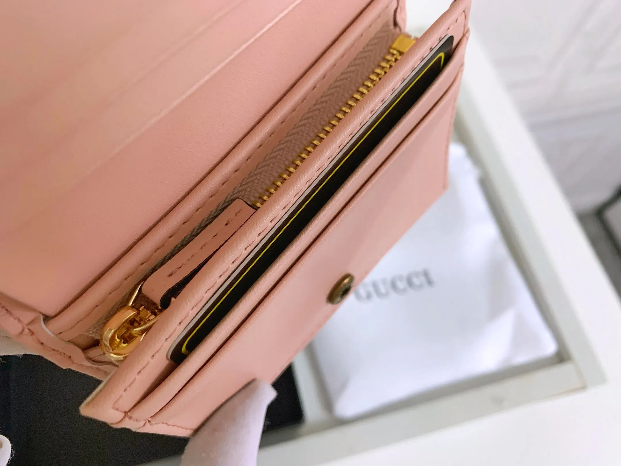 💰150 💎 Top quality original leather #pink❤️ New model from GUCCI, counter quality, original single leather, real shot. 2021 Early Autumn New Style🔥 GG Marmont Series❣ Flip-top card holder😘 Made of soft quilted V-shaped leather 👍 Refined with top overseas hardware😍! Model: 466492 Size: 11x8.5x3cm.