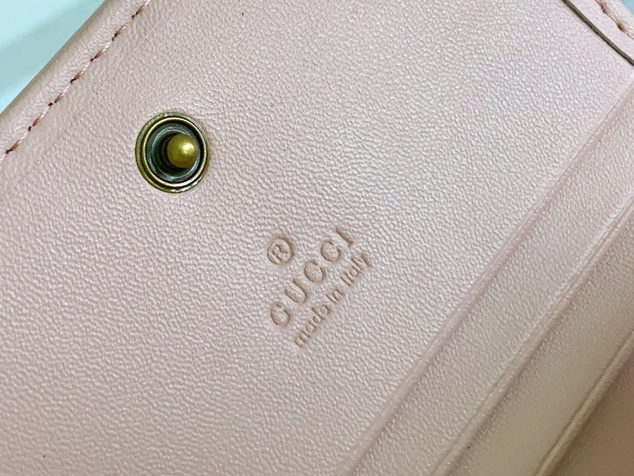 💰150 💎 Top quality original leather #pink❤️ New model from GUCCI, counter quality, original single leather, real shot. 2021 Early Autumn New Style🔥 GG Marmont Series❣ Flip-top card holder😘 Made of soft quilted V-shaped leather 👍 Refined with top overseas hardware😍! Model: 466492 Size: 11x8.5x3cm.
