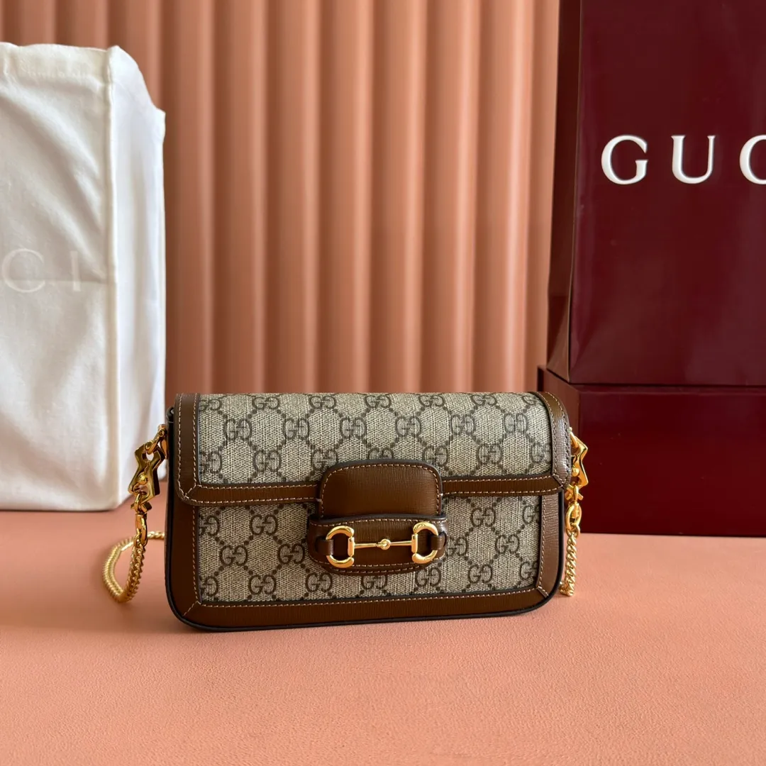 p1120. 💋💋💋【Original leather accessories🌈(Cdfmall Sanya Duty Free Shop Handbag)🔥🔥 Gucci Horsebit 1955 series mini handbag. Gucci Horsebit The 1955 series draws inspiration from the brand’s archive designs, incorporating modern essence into early design details from more than 60 years ago. The design of the horsebit element is inspired by the brand’s equestrian roots. It consists of two elements: a double ring and a long bar. It has become one of the brand’s most recognizable iconic elements. This mini handbag comes with a detachable card pocket and is versatile in beige and ebony. Supreme canvas, brown leather trim, gold-tone hardware, mini bag: suede-like microfiber lining; card pocket: moiré fabric lining, horsebit closure, detachable card pocket with zipper closure, interior: two compartments, chain shoulder strap (42cm high) with flap closure. Model number: 752002. Dimensions: 21.5(L) x 12.5(W) x 3cm(D) Card pocket: 8.5cm (length) x 19.5cm (width) Color: brown/pvc Made in Italy.