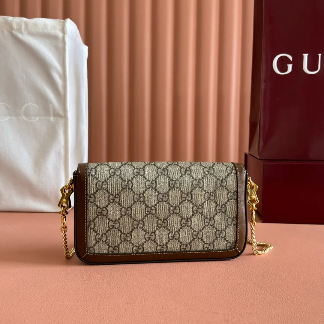 p1120. 💋💋💋【Original leather accessories🌈(Cdfmall Sanya Duty Free Shop Handbag)🔥🔥 Gucci Horsebit 1955 series mini handbag. Gucci Horsebit The 1955 series draws inspiration from the brand’s archive designs, incorporating modern essence into early design details from more than 60 years ago. The design of the horsebit element is inspired by the brand’s equestrian roots. It consists of two elements: a double ring and a long bar. It has become one of the brand’s most recognizable iconic elements. This mini handbag comes with a detachable card pocket and is versatile in beige and ebony. Supreme canvas, brown leather trim, gold-tone hardware, mini bag: suede-like microfiber lining; card pocket: moiré fabric lining, horsebit closure, detachable card pocket with zipper closure, interior: two compartments, chain shoulder strap (42cm high) with flap closure. Model number: 752002. Dimensions: 21.5(L) x 12.5(W) x 3cm(D) Card pocket: 8.5cm (length) x 19.5cm (width) Color: brown/pvc Made in Italy.