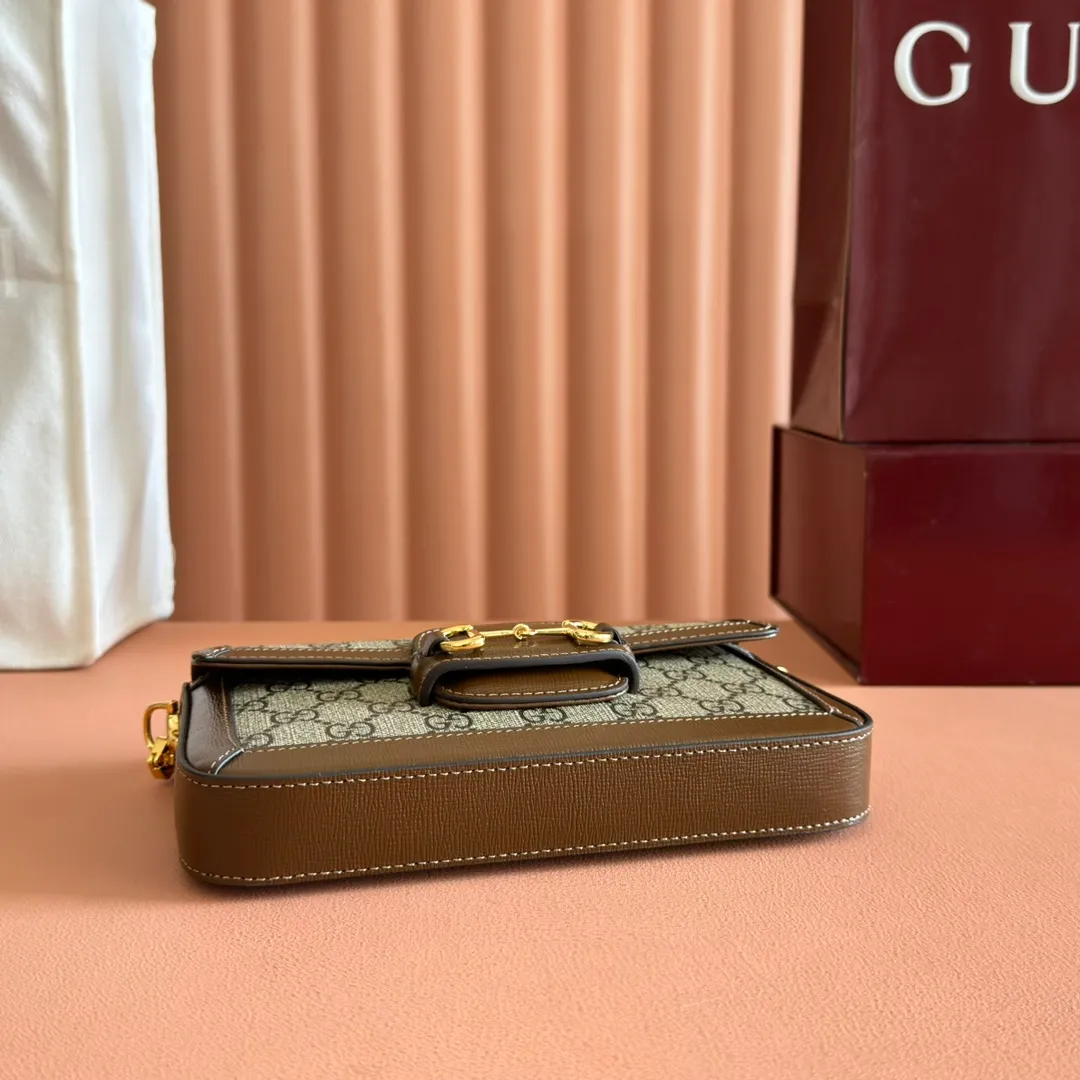 p1120. 💋💋💋【Original leather accessories🌈(Cdfmall Sanya Duty Free Shop Handbag)🔥🔥 Gucci Horsebit 1955 series mini handbag. Gucci Horsebit The 1955 series draws inspiration from the brand’s archive designs, incorporating modern essence into early design details from more than 60 years ago. The design of the horsebit element is inspired by the brand’s equestrian roots. It consists of two elements: a double ring and a long bar. It has become one of the brand’s most recognizable iconic elements. This mini handbag comes with a detachable card pocket and is versatile in beige and ebony. Supreme canvas, brown leather trim, gold-tone hardware, mini bag: suede-like microfiber lining; card pocket: moiré fabric lining, horsebit closure, detachable card pocket with zipper closure, interior: two compartments, chain shoulder strap (42cm high) with flap closure. Model number: 752002. Dimensions: 21.5(L) x 12.5(W) x 3cm(D) Card pocket: 8.5cm (length) x 19.5cm (width) Color: brown/pvc Made in Italy.