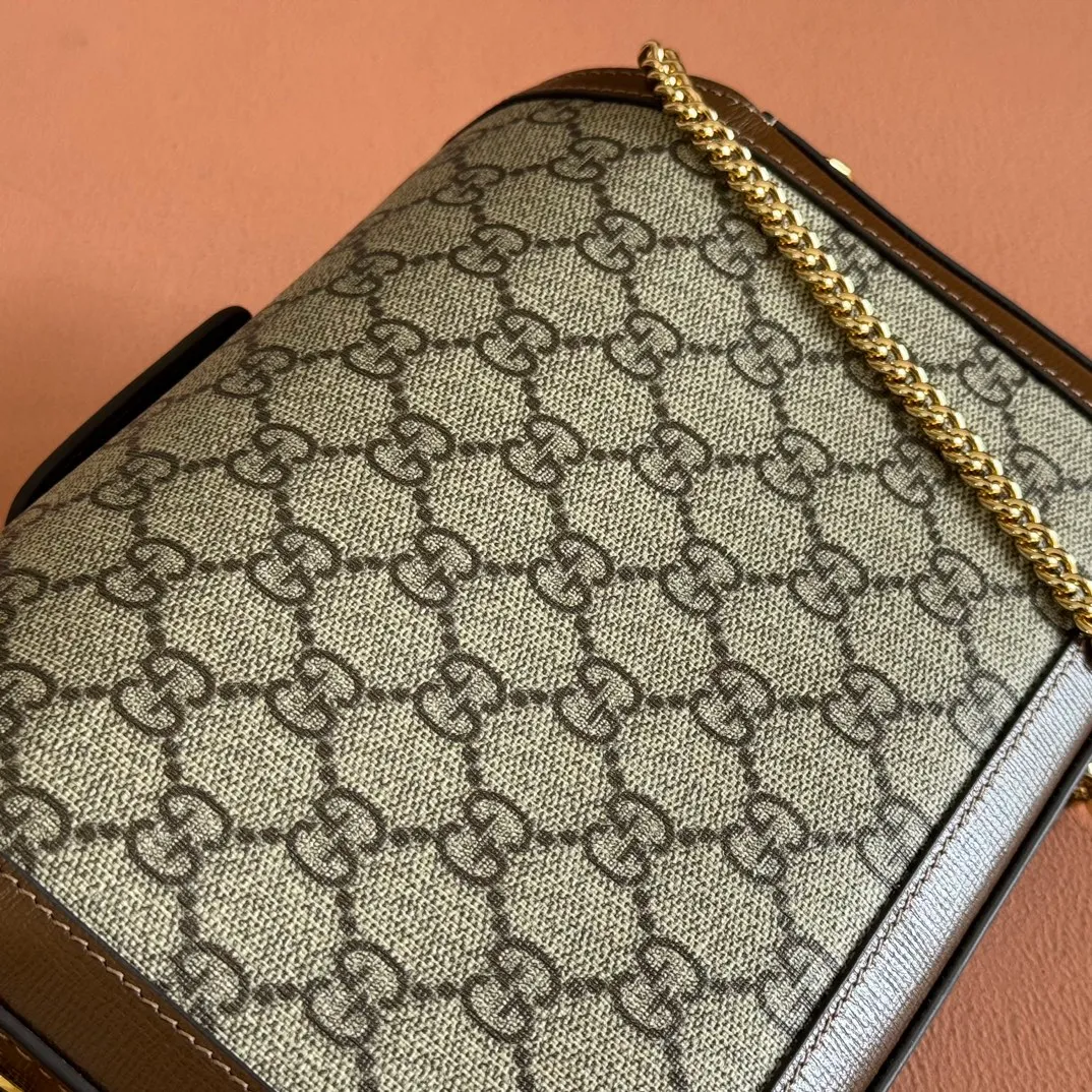p1120. 💋💋💋【Original leather accessories🌈(Cdfmall Sanya Duty Free Shop Handbag)🔥🔥 Gucci Horsebit 1955 series mini handbag. Gucci Horsebit The 1955 series draws inspiration from the brand’s archive designs, incorporating modern essence into early design details from more than 60 years ago. The design of the horsebit element is inspired by the brand’s equestrian roots. It consists of two elements: a double ring and a long bar. It has become one of the brand’s most recognizable iconic elements. This mini handbag comes with a detachable card pocket and is versatile in beige and ebony. Supreme canvas, brown leather trim, gold-tone hardware, mini bag: suede-like microfiber lining; card pocket: moiré fabric lining, horsebit closure, detachable card pocket with zipper closure, interior: two compartments, chain shoulder strap (42cm high) with flap closure. Model number: 752002. Dimensions: 21.5(L) x 12.5(W) x 3cm(D) Card pocket: 8.5cm (length) x 19.5cm (width) Color: brown/pvc Made in Italy.