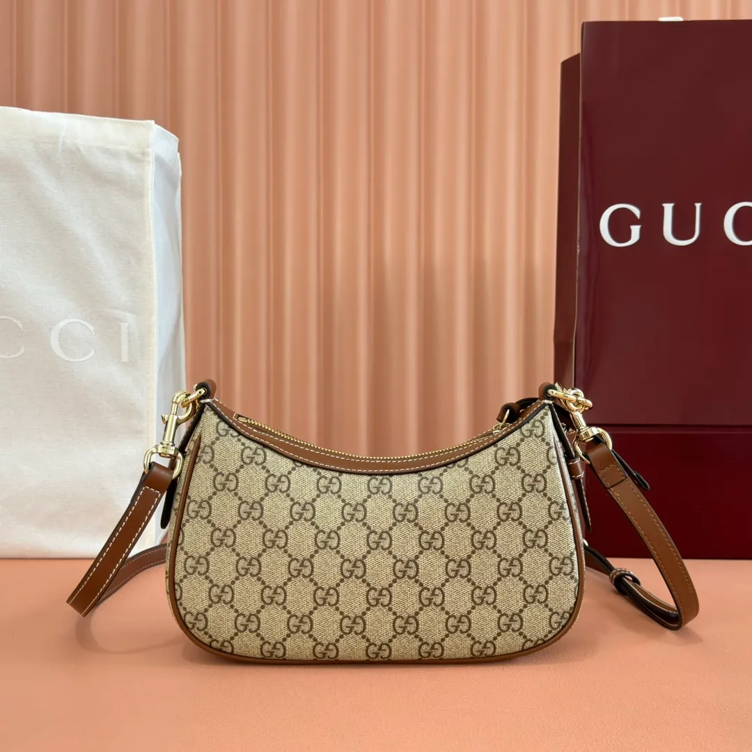p980💋💋💋[Original leather configuration counter complete package] 2025 autumn and winter series, the new GG Emblem series reinterprets the brand's timeless elegance and exquisite craftsmanship. Designed with a chain strap and comes with an adjustable leather shoulder strap. New GG monogram coated fabric in beige and dark brown Brown leather trim Light gold tone hardware Red and green web cotton lining The bag pictured is sold separately and does not come with the bag charm. Interior: Open pocket Chain shoulder strap (25 cm high) Leather shoulder strap: Height: 52 cm – 57 cm; Length: 97 – 106 cm Model number: 847447. Dimensions: 24cm (width) x 16.5cm (height) x 5.5cm (depth) Weight: about 0.5kg Color: Brown/PVC. Made in Italy