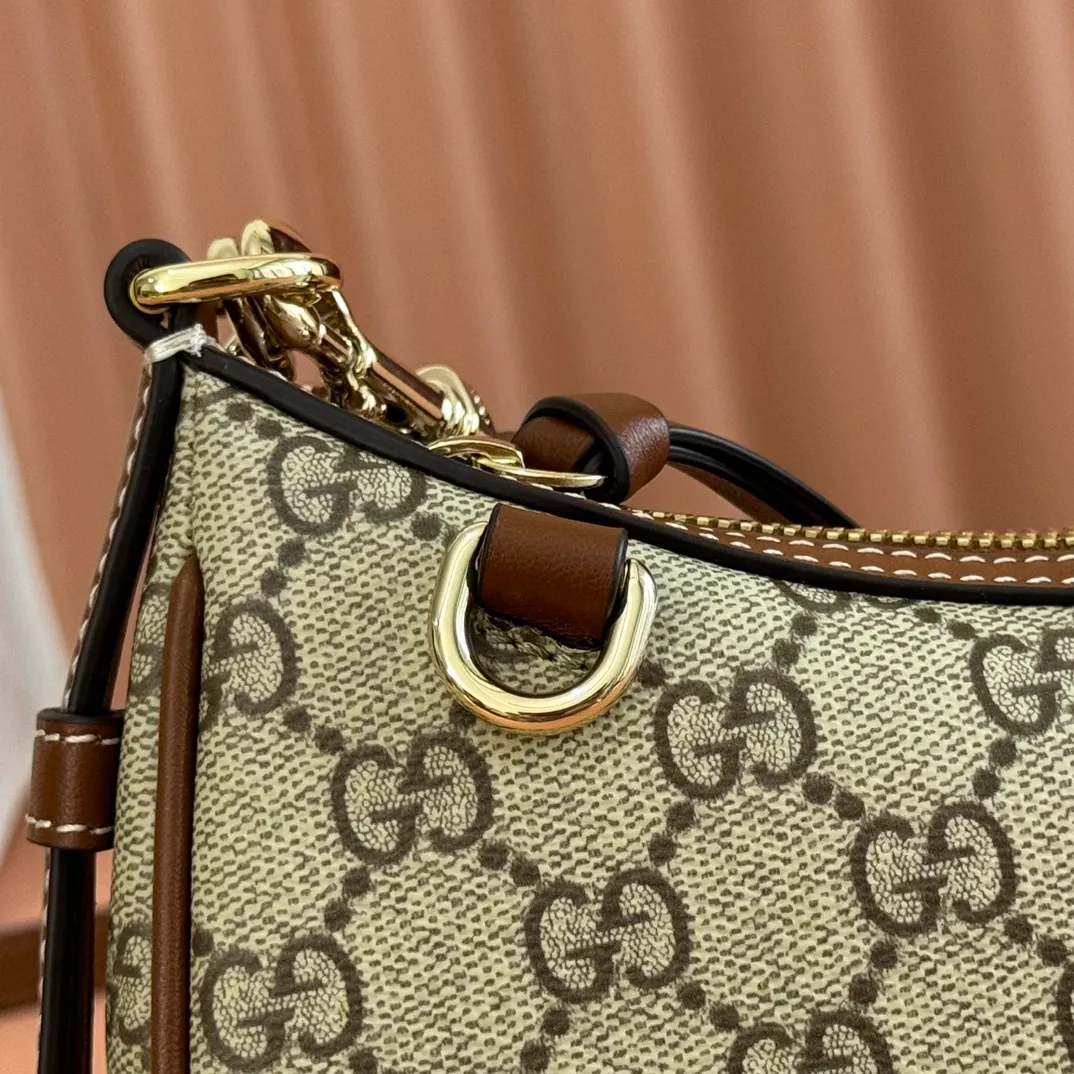 p980💋💋💋[Original leather configuration counter complete package] 2025 autumn and winter series, the new GG Emblem series reinterprets the brand's timeless elegance and exquisite craftsmanship. Designed with a chain strap and comes with an adjustable leather shoulder strap. New GG monogram coated fabric in beige and dark brown Brown leather trim Light gold tone hardware Red and green web cotton lining The bag pictured is sold separately and does not come with the bag charm. Interior: Open pocket Chain shoulder strap (25 cm high) Leather shoulder strap: Height: 52 cm – 57 cm; Length: 97 – 106 cm Model number: 847447. Dimensions: 24cm (width) x 16.5cm (height) x 5.5cm (depth) Weight: about 0.5kg Color: Brown/PVC. Made in Italy