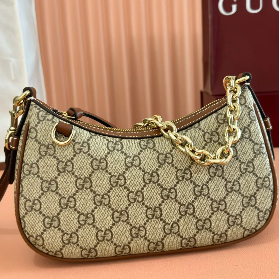 p980💋💋💋[Original leather configuration counter complete package] 2025 autumn and winter series, the new GG Emblem series reinterprets the brand's timeless elegance and exquisite craftsmanship. Designed with a chain strap and comes with an adjustable leather shoulder strap. New GG monogram coated fabric in beige and dark brown Brown leather trim Light gold tone hardware Red and green web cotton lining The bag pictured is sold separately and does not come with the bag charm. Interior: Open pocket Chain shoulder strap (25 cm high) Leather shoulder strap: Height: 52 cm – 57 cm; Length: 97 – 106 cm Model number: 847447. Dimensions: 24cm (width) x 16.5cm (height) x 5.5cm (depth) Weight: about 0.5kg Color: Brown/PVC. Made in Italy