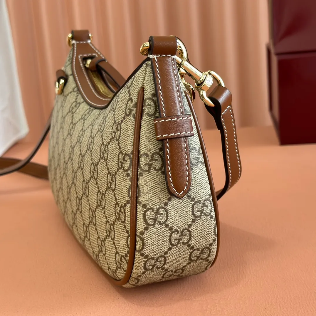 p980💋💋💋[Original leather configuration counter complete package] 2025 autumn and winter series, the new GG Emblem series reinterprets the brand's timeless elegance and exquisite craftsmanship. Designed with a chain strap and comes with an adjustable leather shoulder strap. New GG monogram coated fabric in beige and dark brown Brown leather trim Light gold tone hardware Red and green web cotton lining The bag pictured is sold separately and does not come with the bag charm. Interior: Open pocket Chain shoulder strap (25 cm high) Leather shoulder strap: Height: 52 cm – 57 cm; Length: 97 – 106 cm Model number: 847447. Dimensions: 24cm (width) x 16.5cm (height) x 5.5cm (depth) Weight: about 0.5kg Color: Brown/PVC. Made in Italy