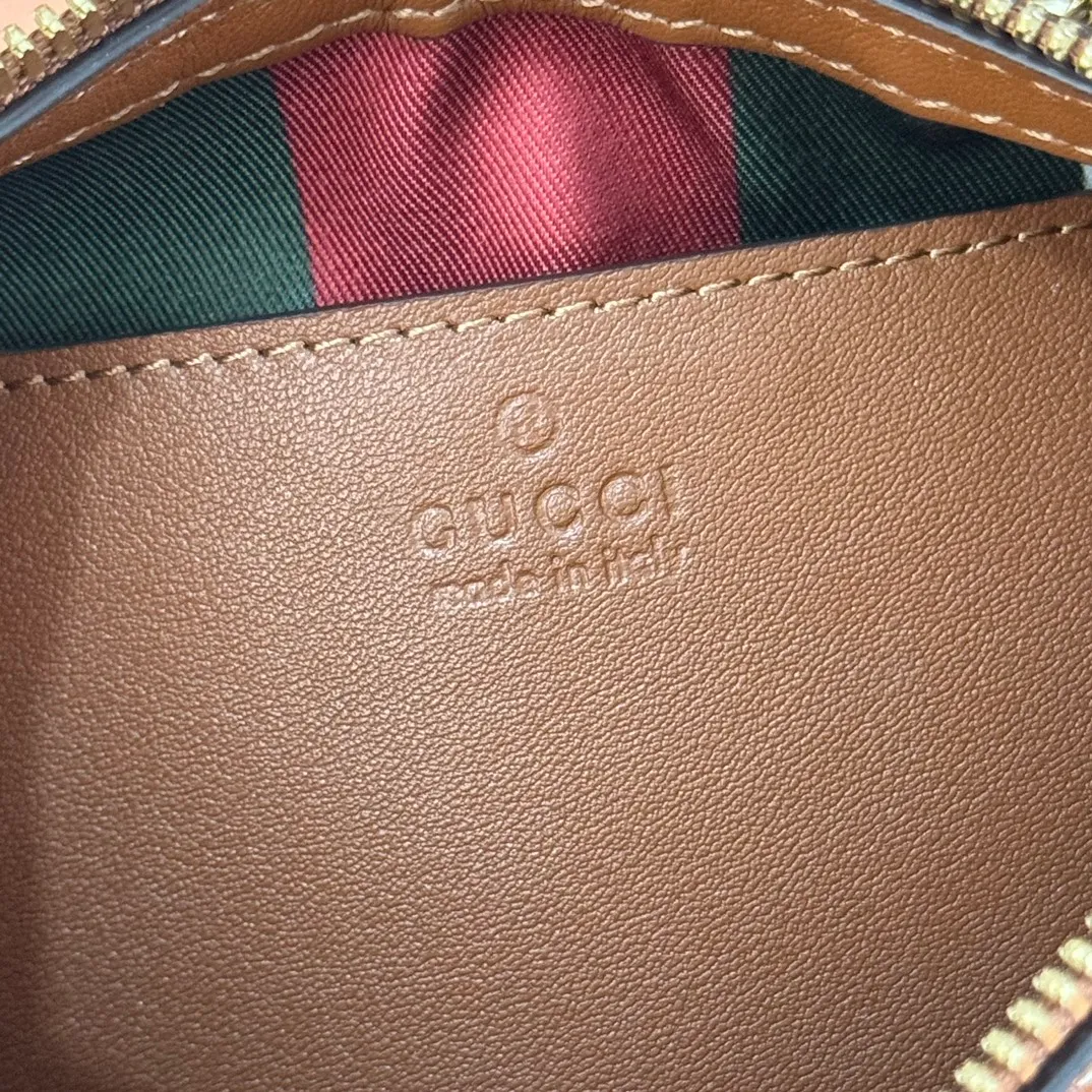 p980💋💋💋[Original leather configuration counter complete package] 2025 autumn and winter series, the new GG Emblem series reinterprets the brand's timeless elegance and exquisite craftsmanship. Designed with a chain strap and comes with an adjustable leather shoulder strap. New GG monogram coated fabric in beige and dark brown Brown leather trim Light gold tone hardware Red and green web cotton lining The bag pictured is sold separately and does not come with the bag charm. Interior: Open pocket Chain shoulder strap (25 cm high) Leather shoulder strap: Height: 52 cm – 57 cm; Length: 97 – 106 cm Model number: 847447. Dimensions: 24cm (width) x 16.5cm (height) x 5.5cm (depth) Weight: about 0.5kg Color: Brown/PVC. Made in Italy