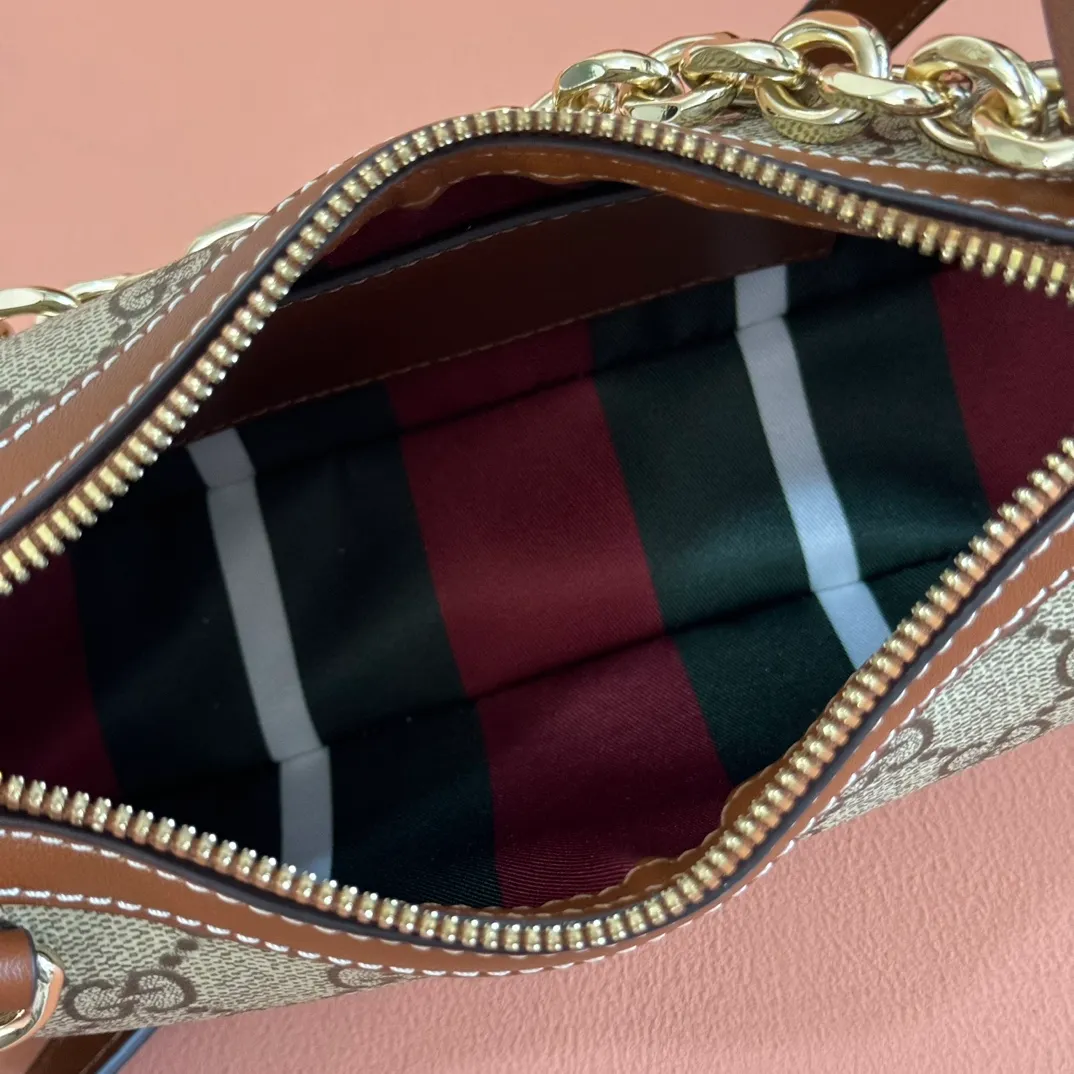 p980💋💋💋[Original leather configuration counter complete package] 2025 autumn and winter series, the new GG Emblem series reinterprets the brand's timeless elegance and exquisite craftsmanship. Designed with a chain strap and comes with an adjustable leather shoulder strap. New GG monogram coated fabric in beige and dark brown Brown leather trim Light gold tone hardware Red and green web cotton lining The bag pictured is sold separately and does not come with the bag charm. Interior: Open pocket Chain shoulder strap (25 cm high) Leather shoulder strap: Height: 52 cm – 57 cm; Length: 97 – 106 cm Model number: 847447. Dimensions: 24cm (width) x 16.5cm (height) x 5.5cm (depth) Weight: about 0.5kg Color: Brown/PVC. Made in Italy