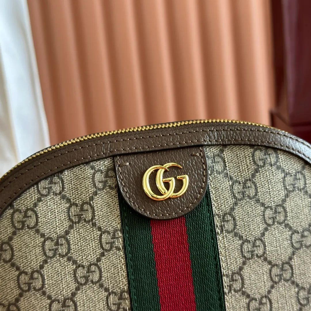 p840. 📣📣📣【Original leather with 🌈Full set of packaging at the counter】🔥🔥Ophidia series shell bag 499621#✨🔥Size: 23.5*18*8cm I believe every girl will fall in love with shell bags, and it is definitely tailor-made for you... Raw material original leather with classic red and green webbing... At first glance, you can't help but want to buy it...! High-quality restoration of details allows you to properly compare the details of authentic products... Never be a follower of market currency, only be a professional leader...! Comes with a complete set of authentic packaging. Whether it is a gift or for personal use, you can enjoy the authentic taste at a glance...!