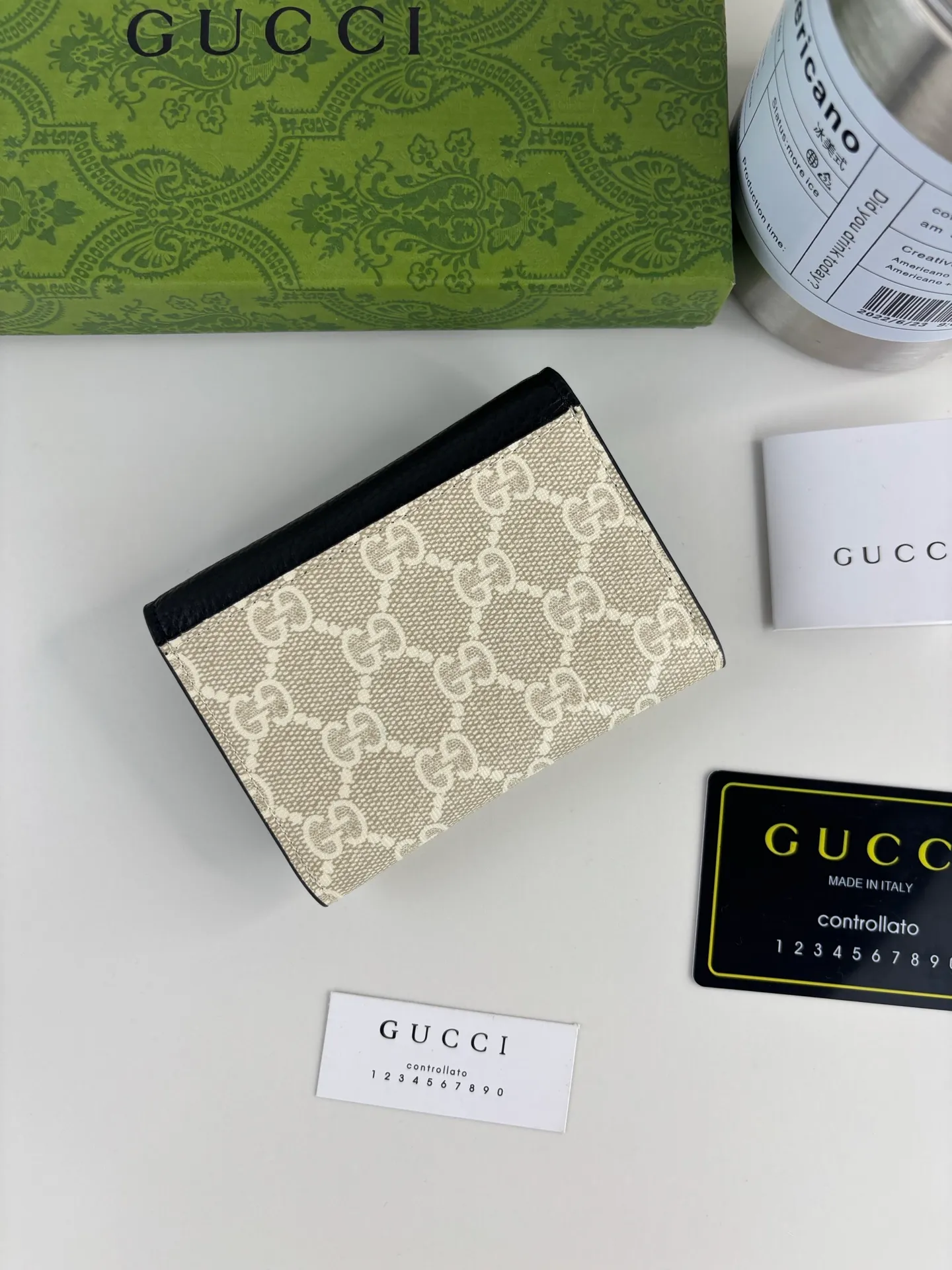 💰120 GUCCI’s new synchronized new bifold coin card holder, equipped with Jindian double G hardware. Made of high-grade PVC fabric and black leather, it is a perfect combination and a classic work. Style No.: 739525 Size: 11cm x 9cm x 2cm Color: Off-white/Black