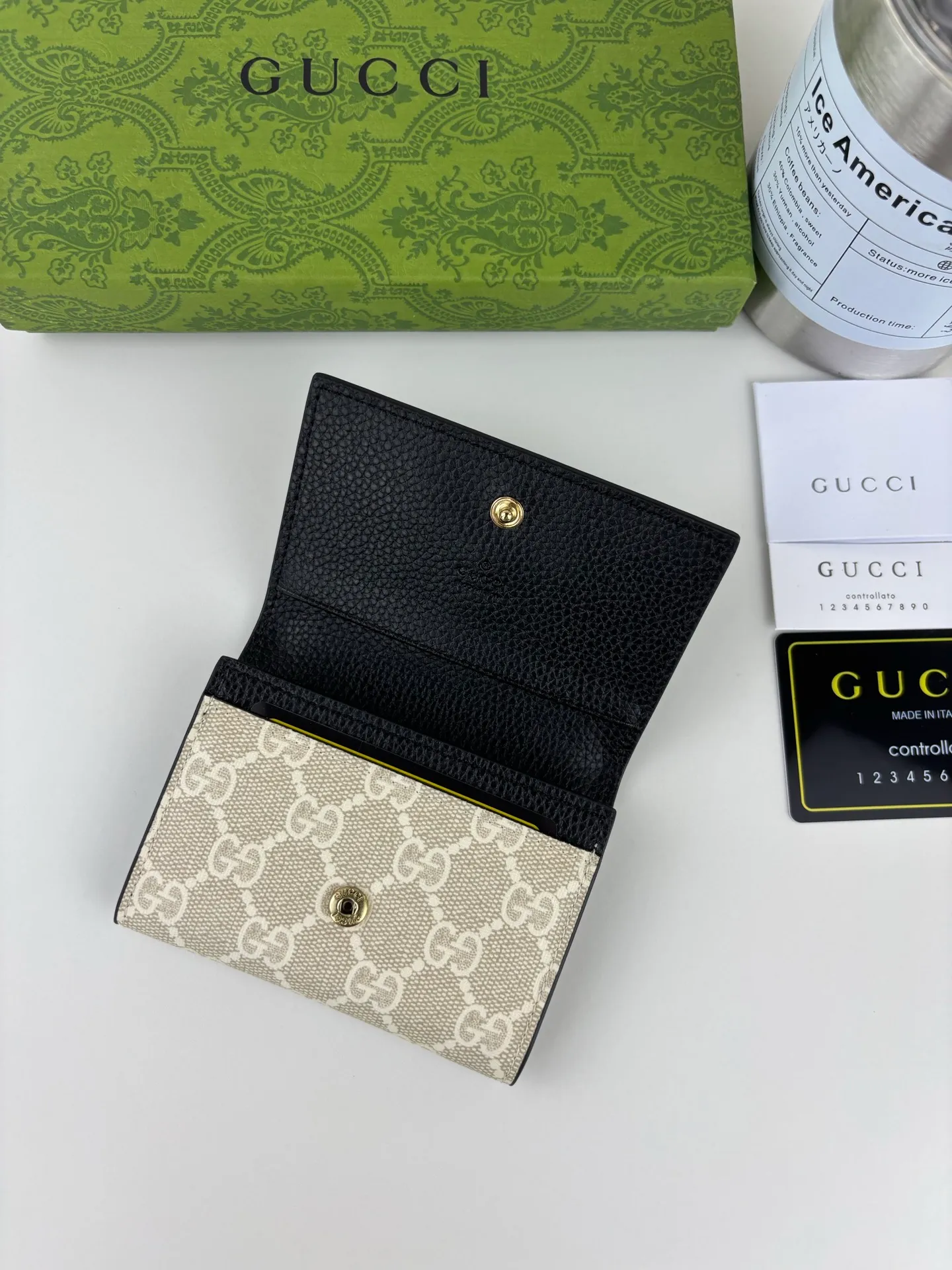 💰120 GUCCI’s new synchronized new bifold coin card holder, equipped with Jindian double G hardware. Made of high-grade PVC fabric and black leather, it is a perfect combination and a classic work. Style No.: 739525 Size: 11cm x 9cm x 2cm Color: Off-white/Black
