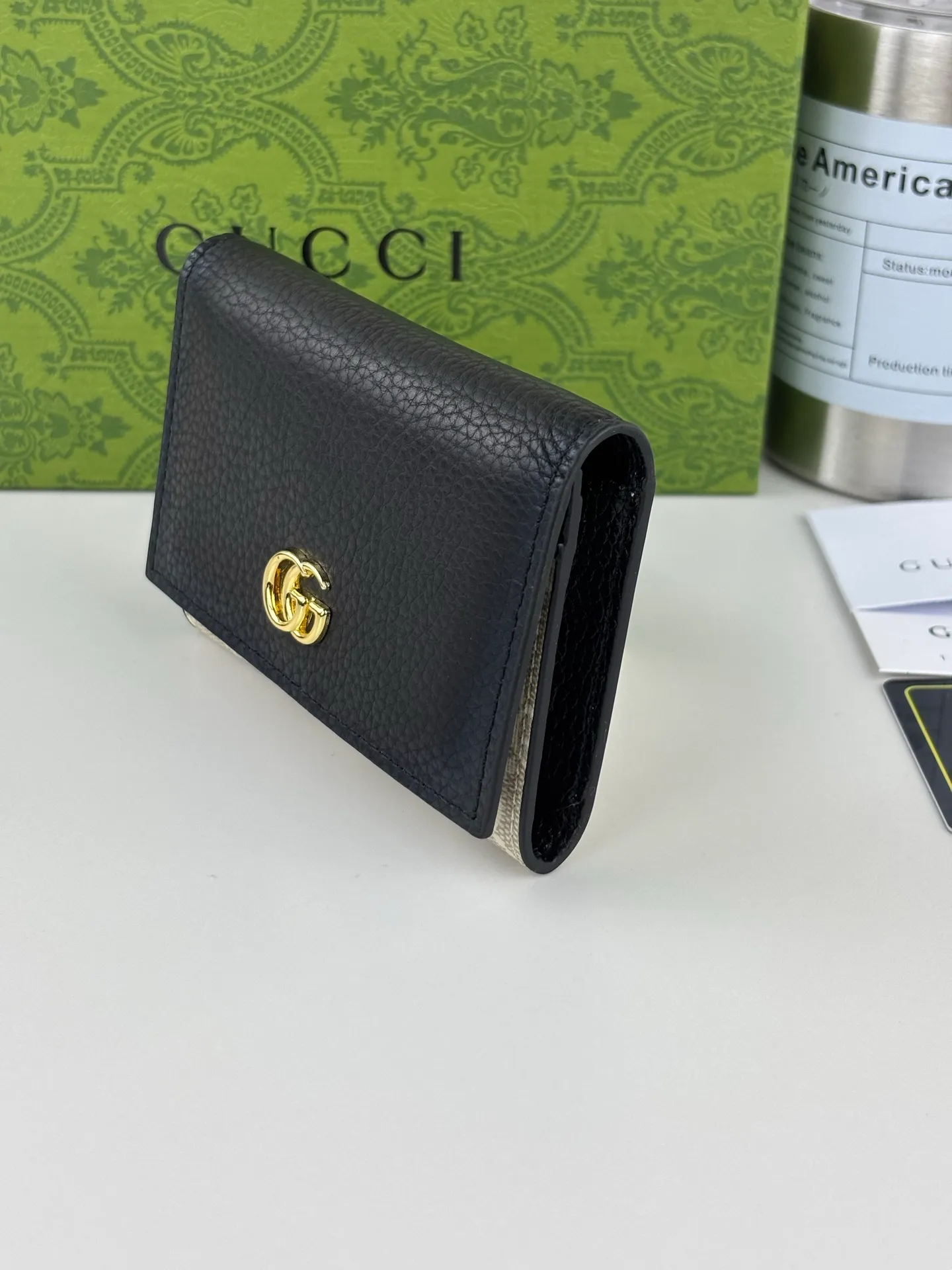 💰120 GUCCI’s new synchronized new bifold coin card holder, equipped with Jindian double G hardware. Made of high-grade PVC fabric and black leather, it is a perfect combination and a classic work. Style No.: 739525 Size: 11cm x 9cm x 2cm Color: Off-white/Black