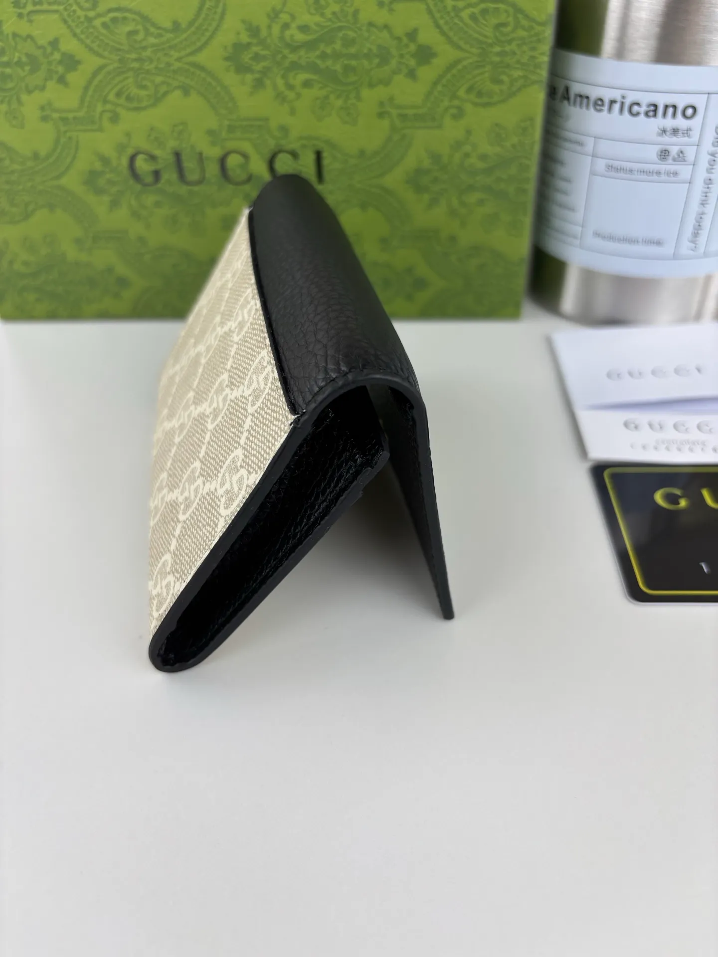 💰120 GUCCI’s new synchronized new bifold coin card holder, equipped with Jindian double G hardware. Made of high-grade PVC fabric and black leather, it is a perfect combination and a classic work. Style No.: 739525 Size: 11cm x 9cm x 2cm Color: Off-white/Black
