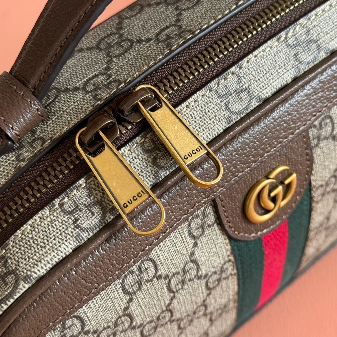 p1000. 📣📣📣【Original leather accessories🌈 Equipped with full counter packaging】🔥🔥 Ophidia series small shoulder bag. The Ophidia series remains the brand’s favorite. New styles are introduced every season, creating versatile travel accessories suitable for any destination. As the main design element, the Double G has been deeply integrated into the entire design, and its ingenuity is displayed on this shoulder bag, which complements the classic gray and brown GG Supreme canvas. Gray and brown GG Supreme canvas. Brown leather trim. Gold tone. Cotton and linen lining. Double G. Interior: 1 open pocket, handle (3 cm high), adjustable shoulder strap (54 cm high), zip closure. Model: 739392. Dimensions: 24 (W) x 16 (H) x 7cm (D) Color: Brown/PVC. Made in Italy Weight: Approx. 0.518 kg
