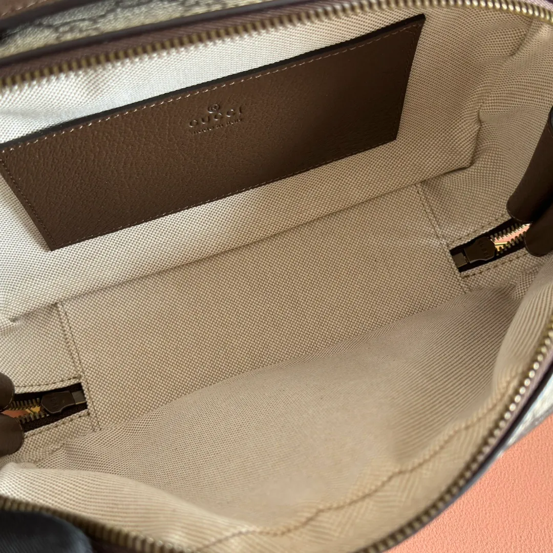 p1000. 📣📣📣【Original leather accessories🌈 Equipped with full counter packaging】🔥🔥 Ophidia series small shoulder bag. The Ophidia series remains the brand’s favorite. New styles are introduced every season, creating versatile travel accessories suitable for any destination. As the main design element, the Double G has been deeply integrated into the entire design, and its ingenuity is displayed on this shoulder bag, which complements the classic gray and brown GG Supreme canvas. Gray and brown GG Supreme canvas. Brown leather trim. Gold tone. Cotton and linen lining. Double G. Interior: 1 open pocket, handle (3 cm high), adjustable shoulder strap (54 cm high), zip closure. Model: 739392. Dimensions: 24 (W) x 16 (H) x 7cm (D) Color: Brown/PVC. Made in Italy Weight: Approx. 0.518 kg
