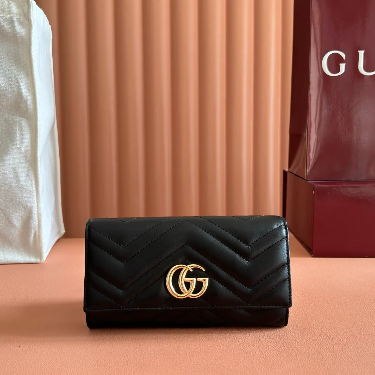 p480. 📣📣📣【Original leather with 🌈Full package】🔥🔥 GG Marmont series full zipper wallet. The GG Marmont leather wallet is made of quilted leather with a V-shaped pattern and the GG logo on the back. Rose beige chevron quilted leather, GG logo on the back, Double G in antique pink hardware, 12 card compartments and 3 bill compartments, zipped coin pocket, full zip closure. Model: 443436 Dimensions: 19 (width) x 10.5 (height) x 2cm (depth) Color: black/original leather. Made in Italy