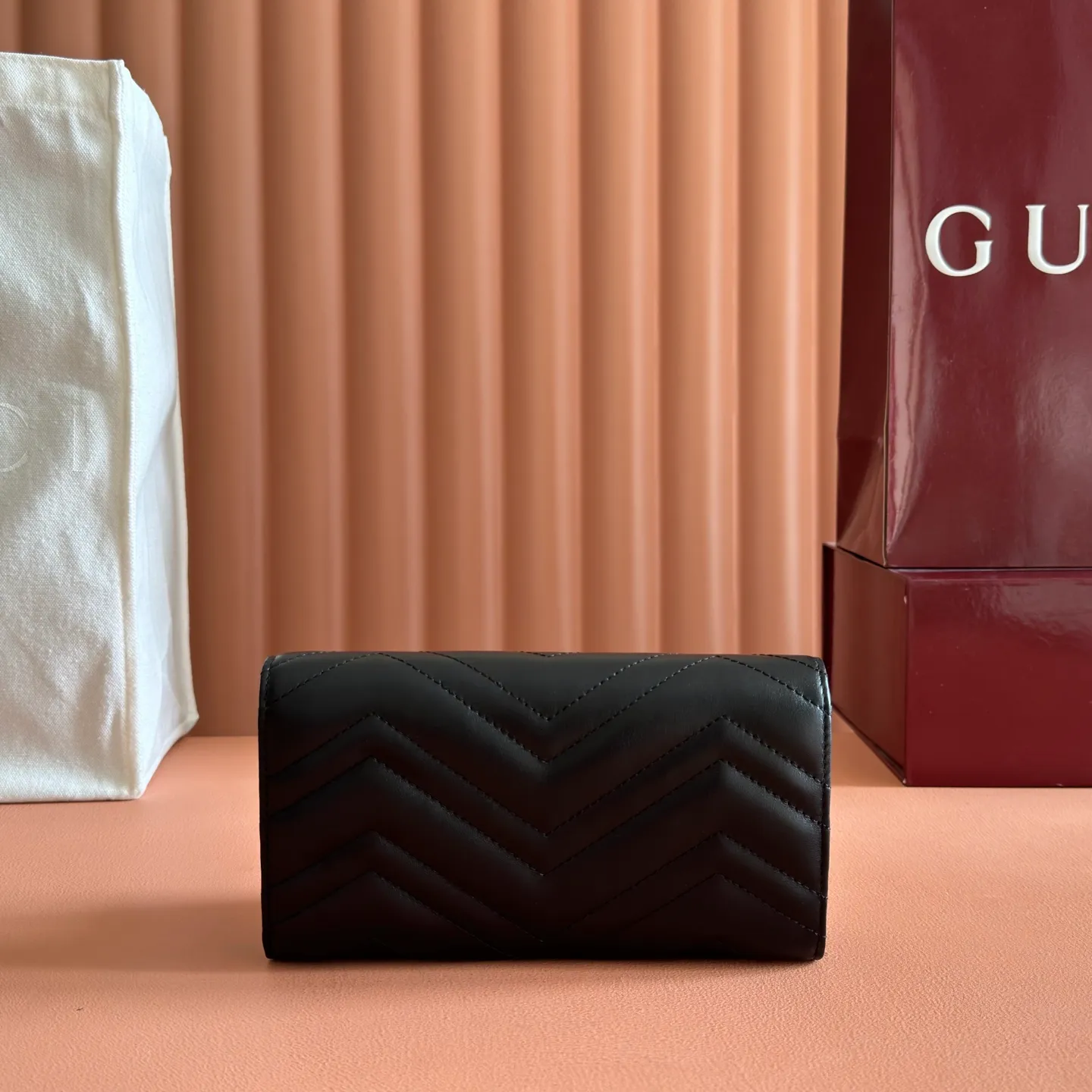 p480. 📣📣📣【Original leather with 🌈Full package】🔥🔥 GG Marmont series full zipper wallet. The GG Marmont leather wallet is made of quilted leather with a V-shaped pattern and the GG logo on the back. Rose beige chevron quilted leather, GG logo on the back, Double G in antique pink hardware, 12 card compartments and 3 bill compartments, zipped coin pocket, full zip closure. Model: 443436 Dimensions: 19 (width) x 10.5 (height) x 2cm (depth) Color: black/original leather. Made in Italy