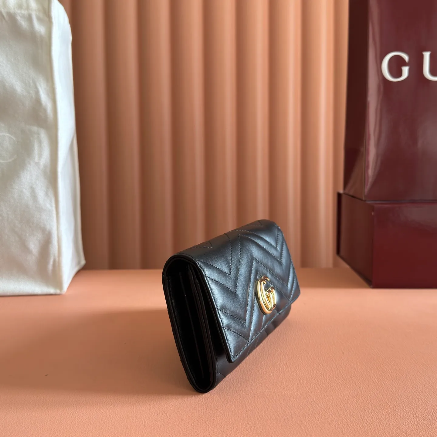 p480. 📣📣📣【Original leather with 🌈Full package】🔥🔥 GG Marmont series full zipper wallet. The GG Marmont leather wallet is made of quilted leather with a V-shaped pattern and the GG logo on the back. Rose beige chevron quilted leather, GG logo on the back, Double G in antique pink hardware, 12 card compartments and 3 bill compartments, zipped coin pocket, full zip closure. Model: 443436 Dimensions: 19 (width) x 10.5 (height) x 2cm (depth) Color: black/original leather. Made in Italy