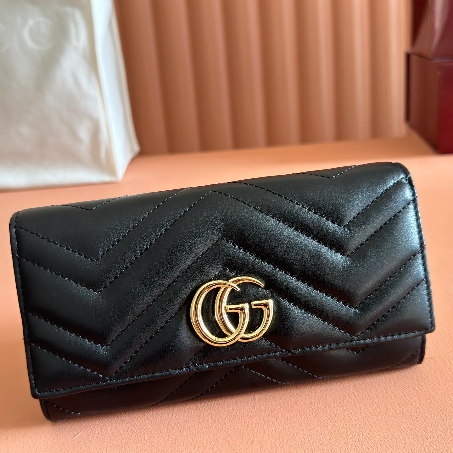 p480. 📣📣📣【Original leather with 🌈Full package】🔥🔥 GG Marmont series full zipper wallet. The GG Marmont leather wallet is made of quilted leather with a V-shaped pattern and the GG logo on the back. Rose beige chevron quilted leather, GG logo on the back, Double G in antique pink hardware, 12 card compartments and 3 bill compartments, zipped coin pocket, full zip closure. Model: 443436 Dimensions: 19 (width) x 10.5 (height) x 2cm (depth) Color: black/original leather. Made in Italy