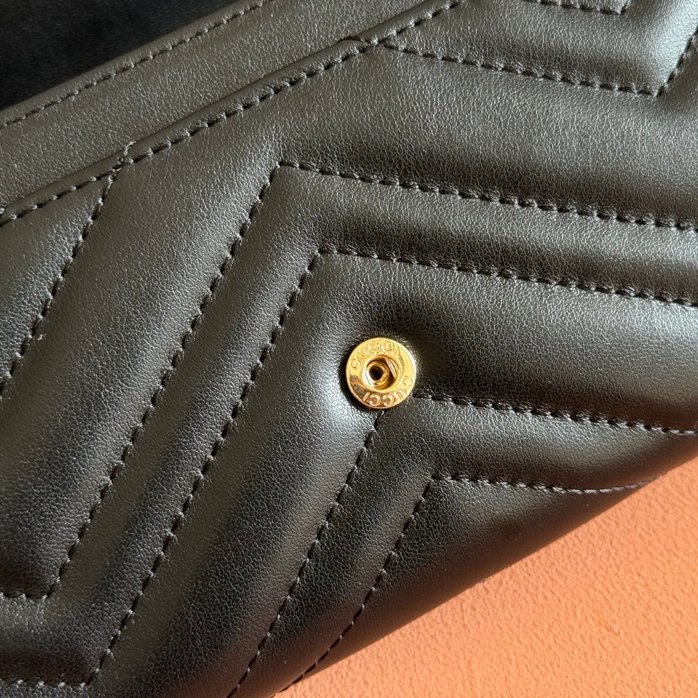 p480. 📣📣📣【Original leather with 🌈Full package】🔥🔥 GG Marmont series full zipper wallet. The GG Marmont leather wallet is made of quilted leather with a V-shaped pattern and the GG logo on the back. Rose beige chevron quilted leather, GG logo on the back, Double G in antique pink hardware, 12 card compartments and 3 bill compartments, zipped coin pocket, full zip closure. Model: 443436 Dimensions: 19 (width) x 10.5 (height) x 2cm (depth) Color: black/original leather. Made in Italy