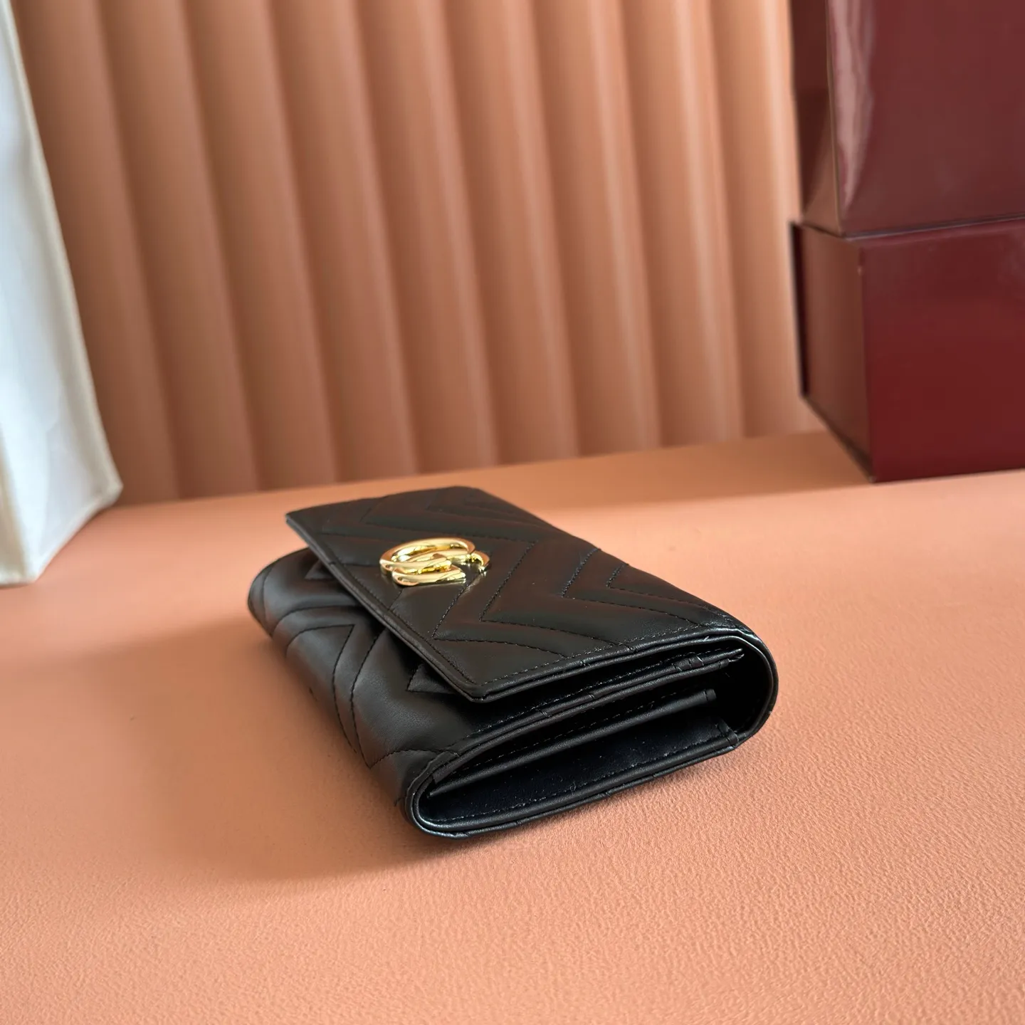 p480. 📣📣📣【Original leather with 🌈Full package】🔥🔥 GG Marmont series full zipper wallet. The GG Marmont leather wallet is made of quilted leather with a V-shaped pattern and the GG logo on the back. Rose beige chevron quilted leather, GG logo on the back, Double G in antique pink hardware, 12 card compartments and 3 bill compartments, zipped coin pocket, full zip closure. Model: 443436 Dimensions: 19 (width) x 10.5 (height) x 2cm (depth) Color: black/original leather. Made in Italy