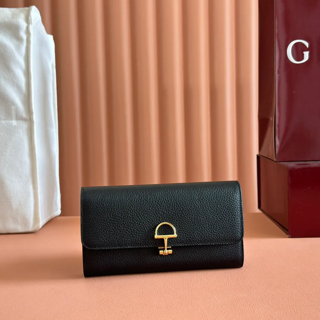 p540. 💋💋💋 Equipped with full counter packaging [New Product] This Gucci Softbit series shoulder bag is ingeniously integrated with the brand's classic equestrian style accessories in the shape of a large half-horse bit. Ankara red grained calfskin. Light gold-tone hardware. Dark brown microfiber lining. Half horsebit buckle. Ident.: 828147. Dimensions: 19x10x3.5cm. Color: black/original leather. Made in Italy